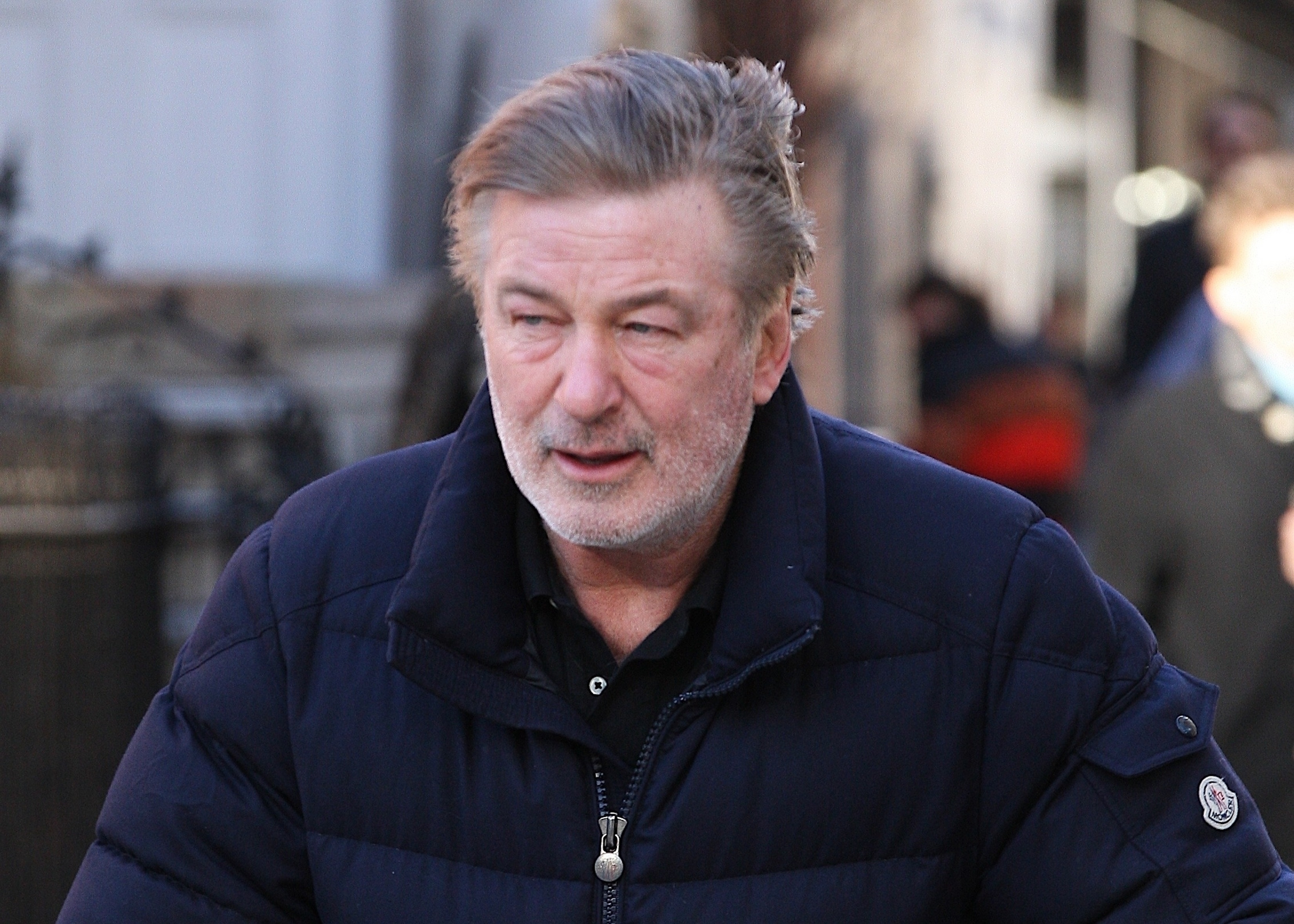 Primele imagini cu Alec Baldwin după ce a intrat cu mașina într-un copac. Cine se afla alături de el