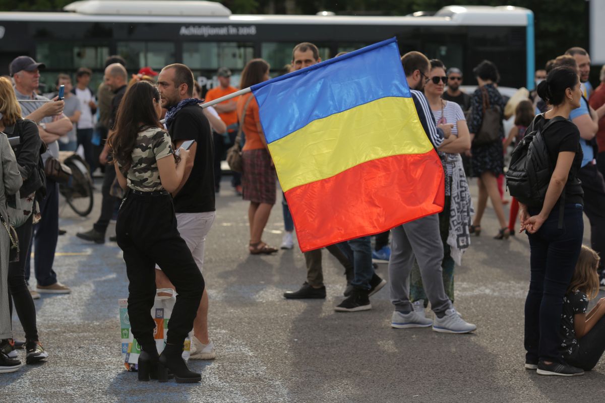 UPDATE: Protest în fața Guvernului, în prima zi de stare de alertă, deși mitingurile sunt interzise în această perioadă. Două persoane au fost ridicate de jandarmi