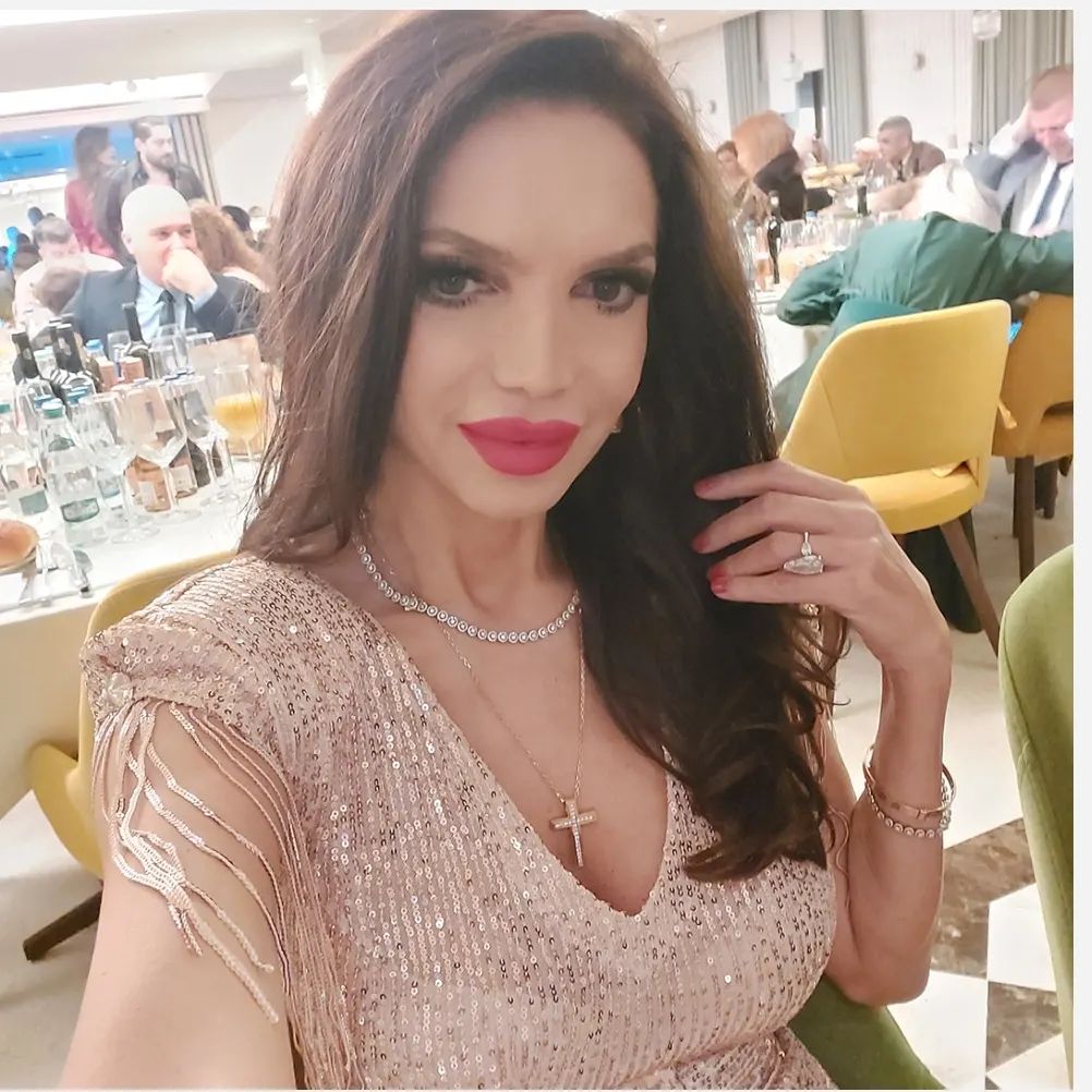 Cristina Spătar și actualul soț au petrecut Revelionul alături de copiii artistei. Imagini de la petrecere