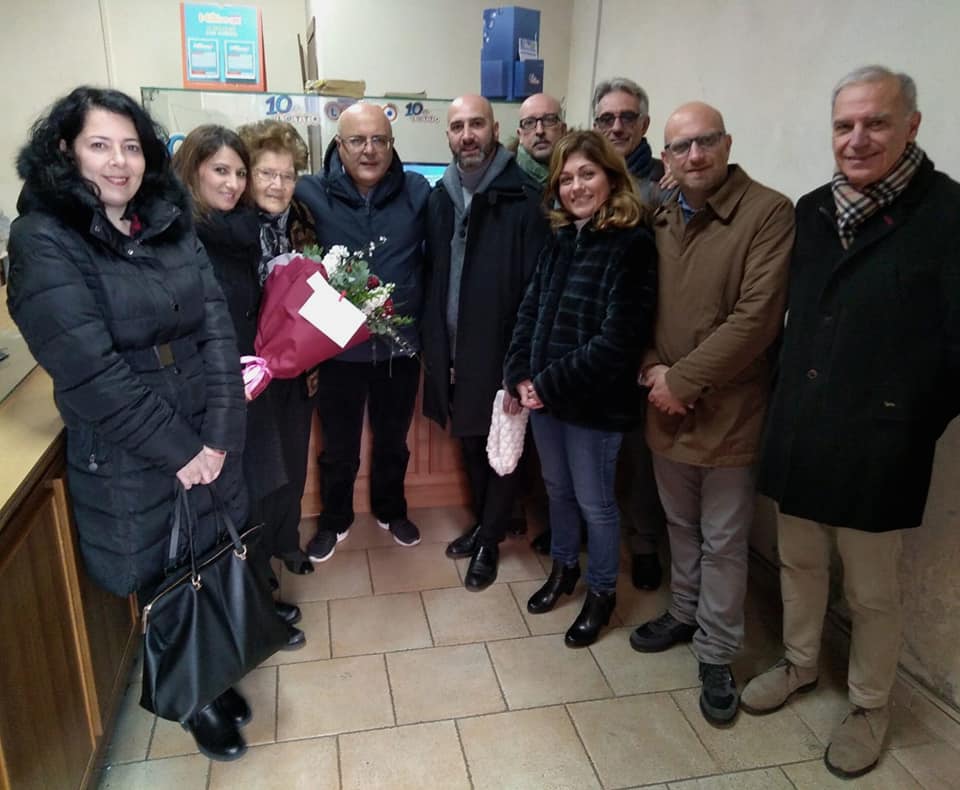 FOTO | Neînfricată la 90 de ani! O bătrână a devenit vedetă după ce a alungat un hoț înarmat