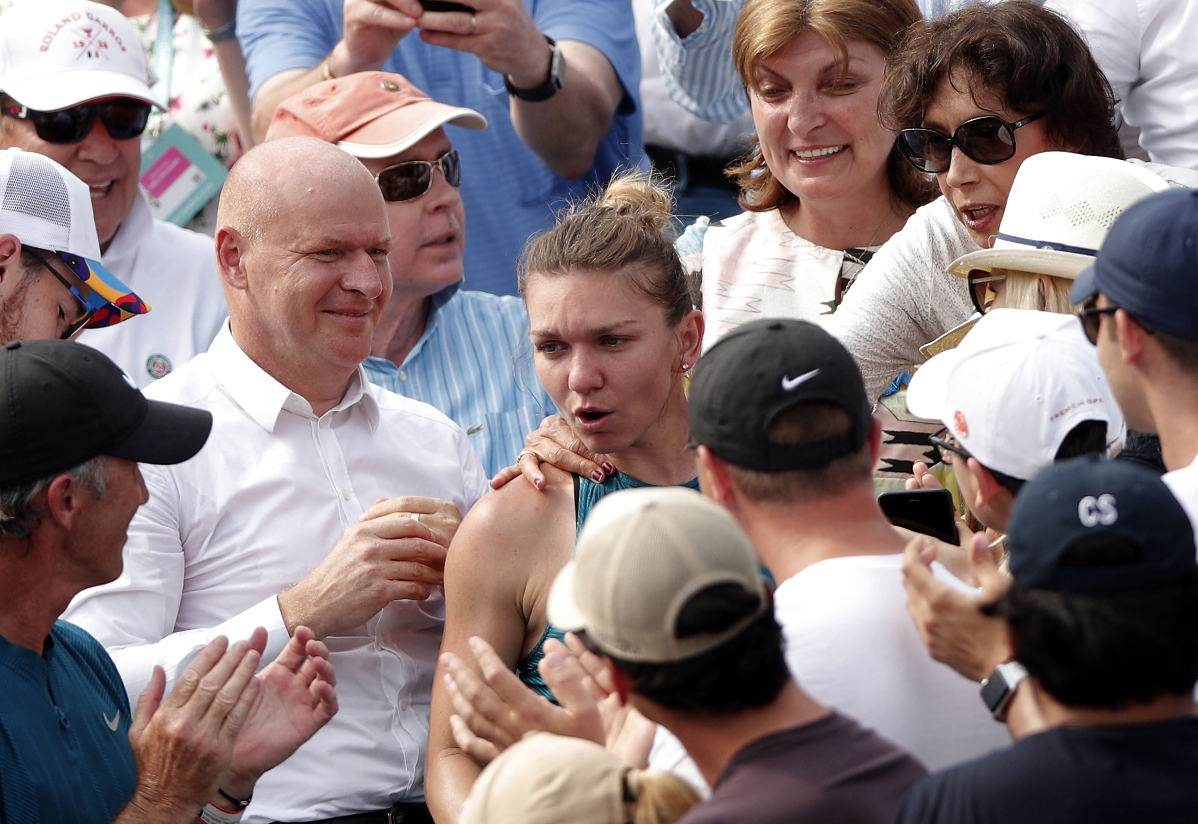 Cum s-a bucurat Simona Halep după ce a câștigat trofeul la Roland Garros. A plâns în loja părinților / GALERIE FOT