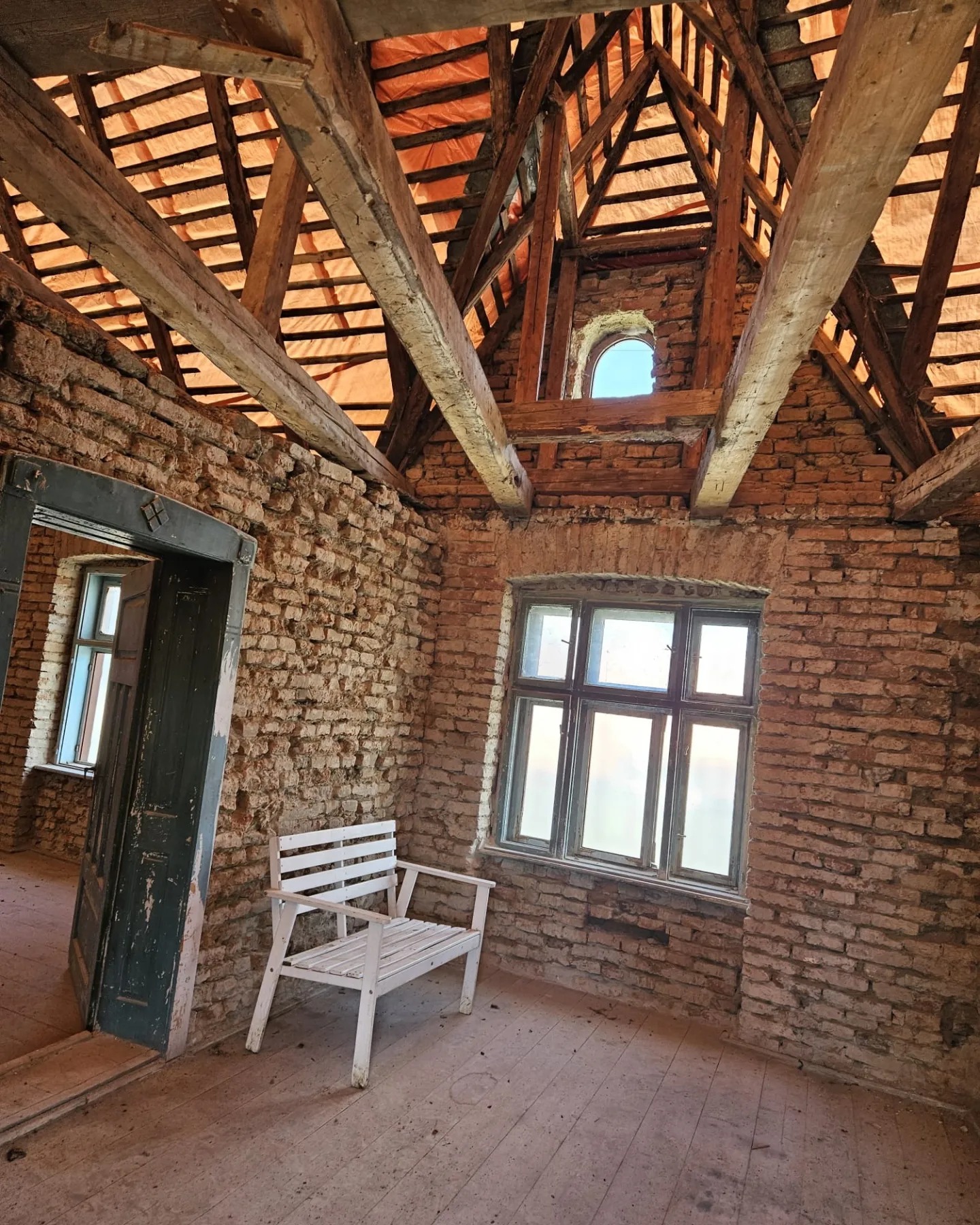 Imagini noi cu casa pe care o renovează Dana Rogoz la Viscri. Lucrările la locuința săsească au avansat