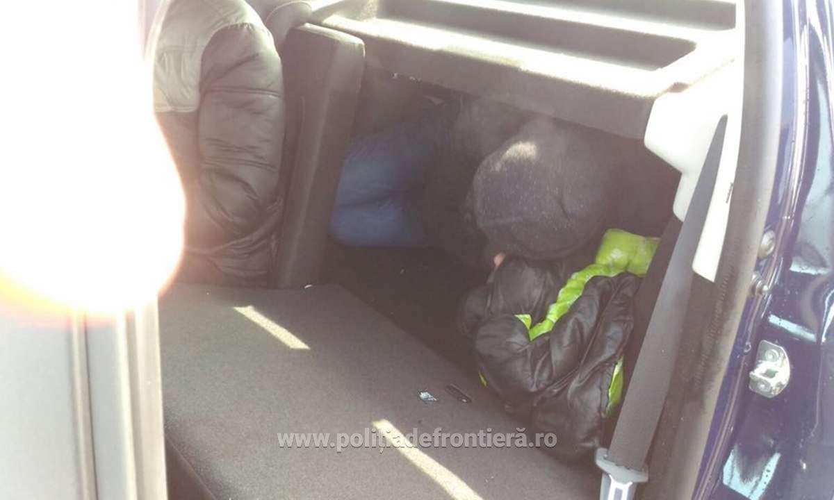 Doi migranți, găsiți într-o mașină încărcată pe platforma unui tren în Arad