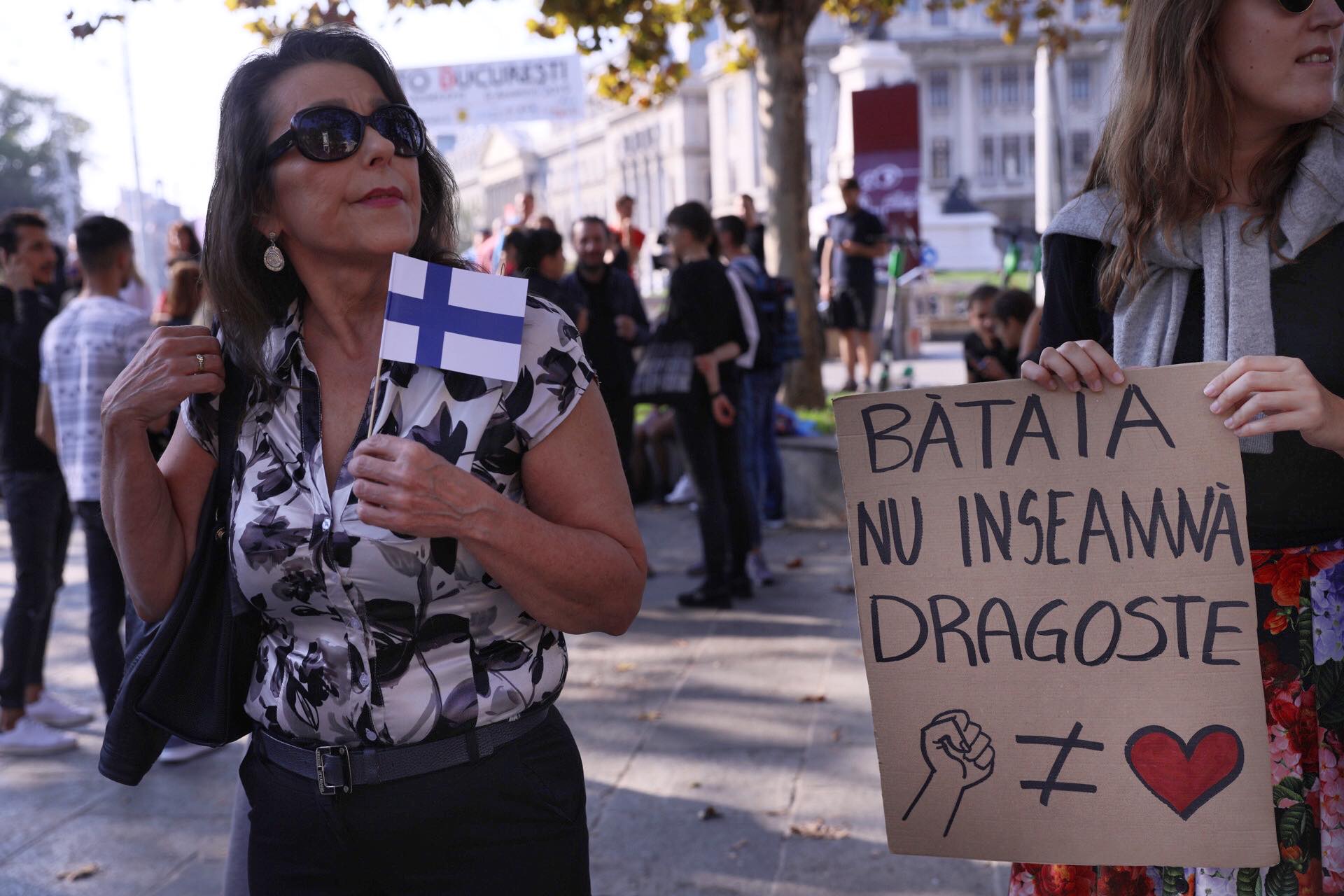 Sute de persoane au luat parte la marșul de solidaritate cu femeile care sunt victime ale violenţei