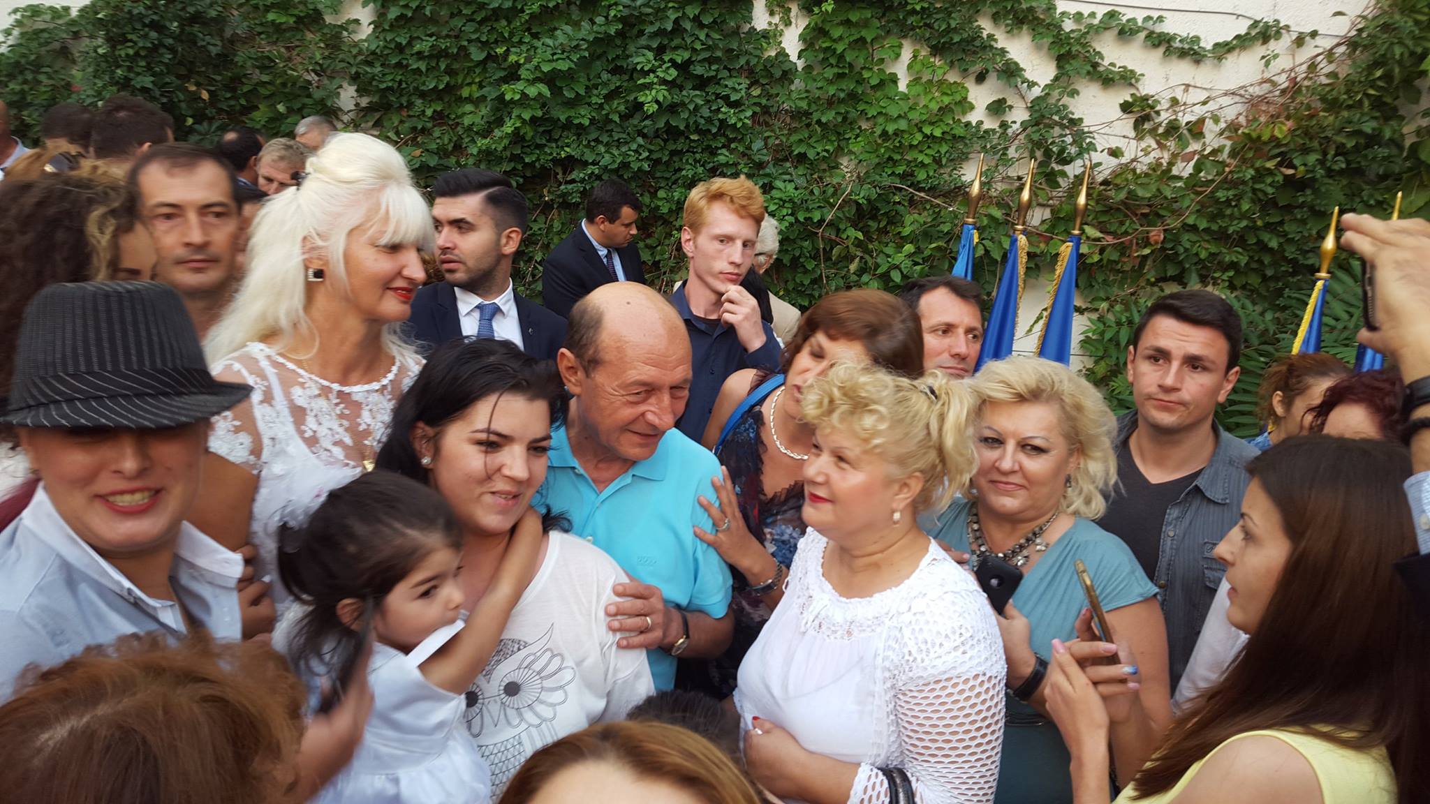 GALERIE FOTO/ Cum se îmbracă bărbaţii din politică. Klaus Iohannis este obsedat de cravata albastră, Eugen Teodorovici îşi pune iniţialele pe cămăşi