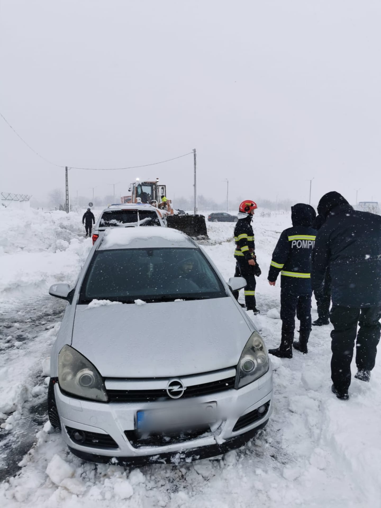 Viscolul și ninsorile au provocat haos în mai multe județe. Sute de localități fără curent, în timp ce orașul Constanța a rămas fără apă potabilă timp de cinci ore