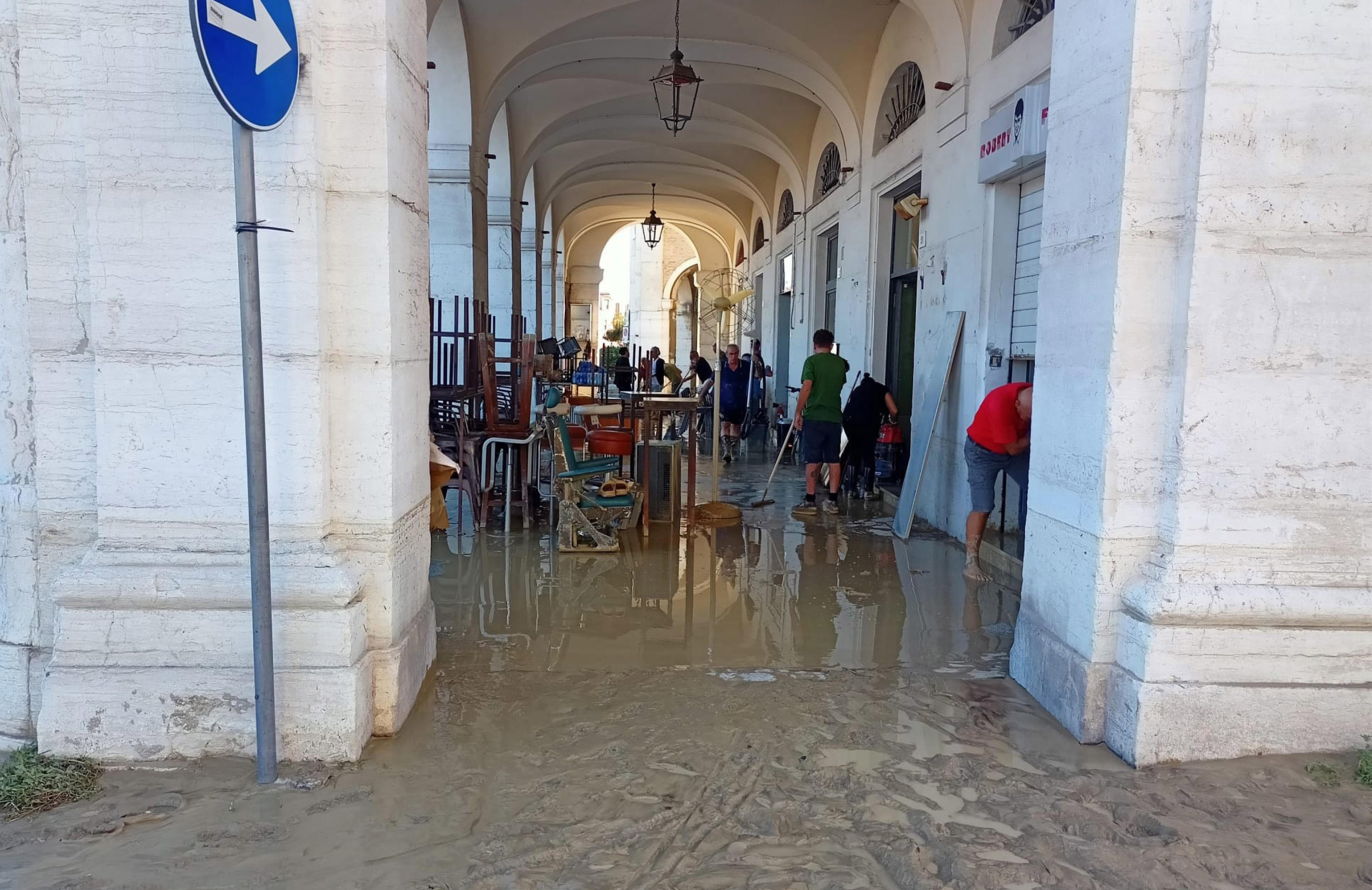 „A fost un tsunami”. Centrul Italiei, măturat de inundații. Nouă morți și patru dispăruți, dintre care doi copii