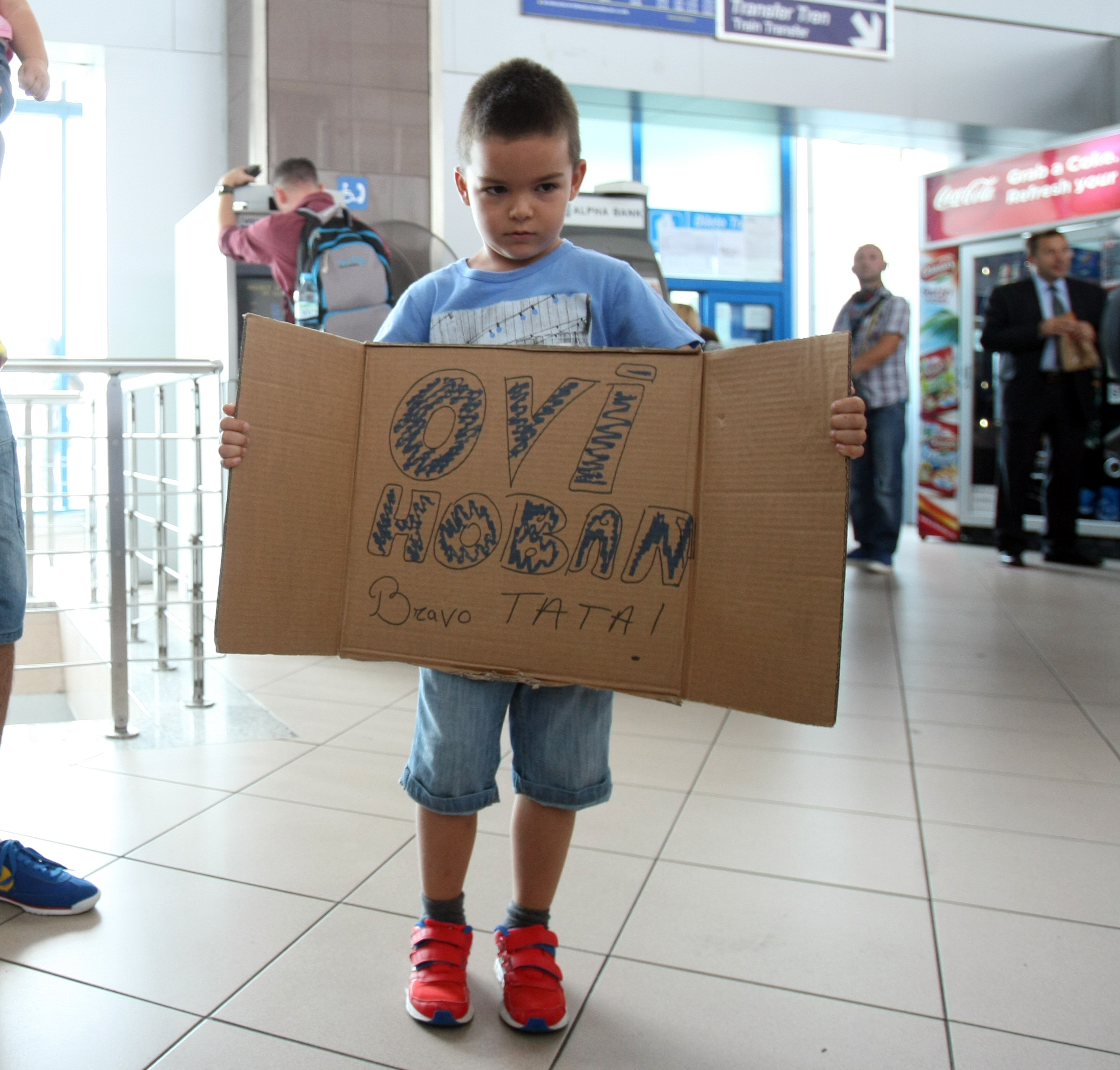 FOTO / Hoban, aşteptat ca un erou. ^Budescu, cu ochii după bijuterii, ”Tătă” a luat taxiul de la automat