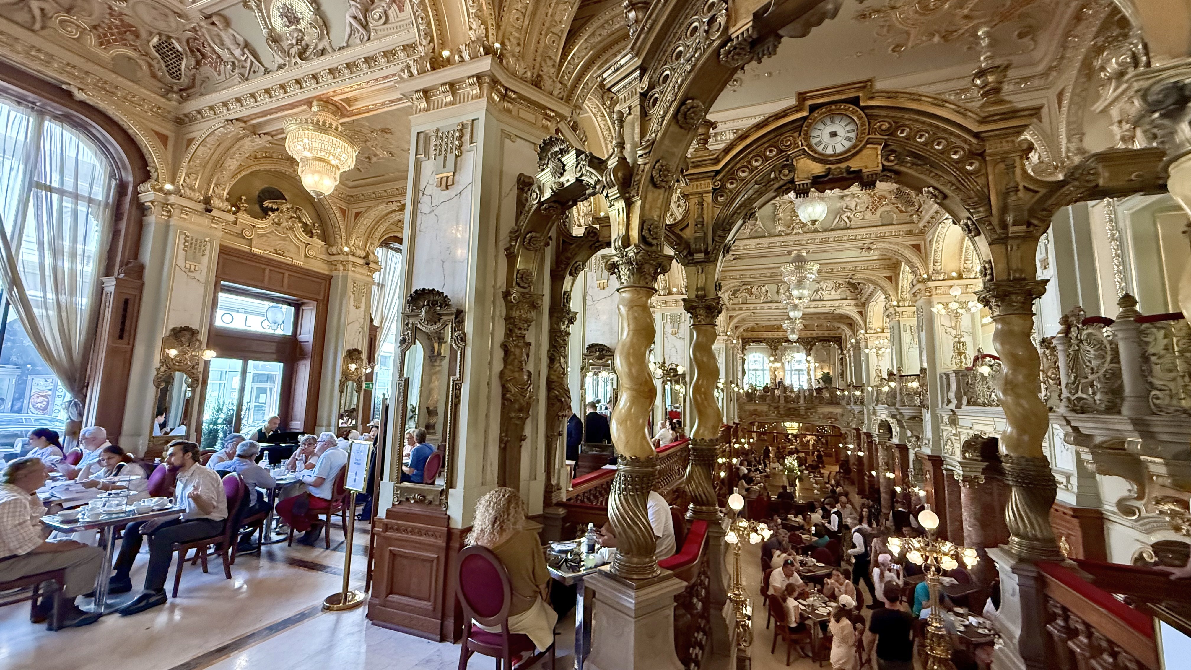 Cafeneaua unde turiștii stau și o oră la coadă. Este considerată cea mai frumoasă din lume și are prețuri pe măsură