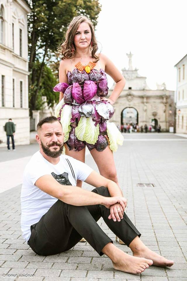 EXCLUSIV REPORTAJ/ Fashion Food la Alba Iulia: Un bucătar excentric face haine și accesorii din alimente. Spectatorii pot mânca direct de pe modele!/ VIDEO