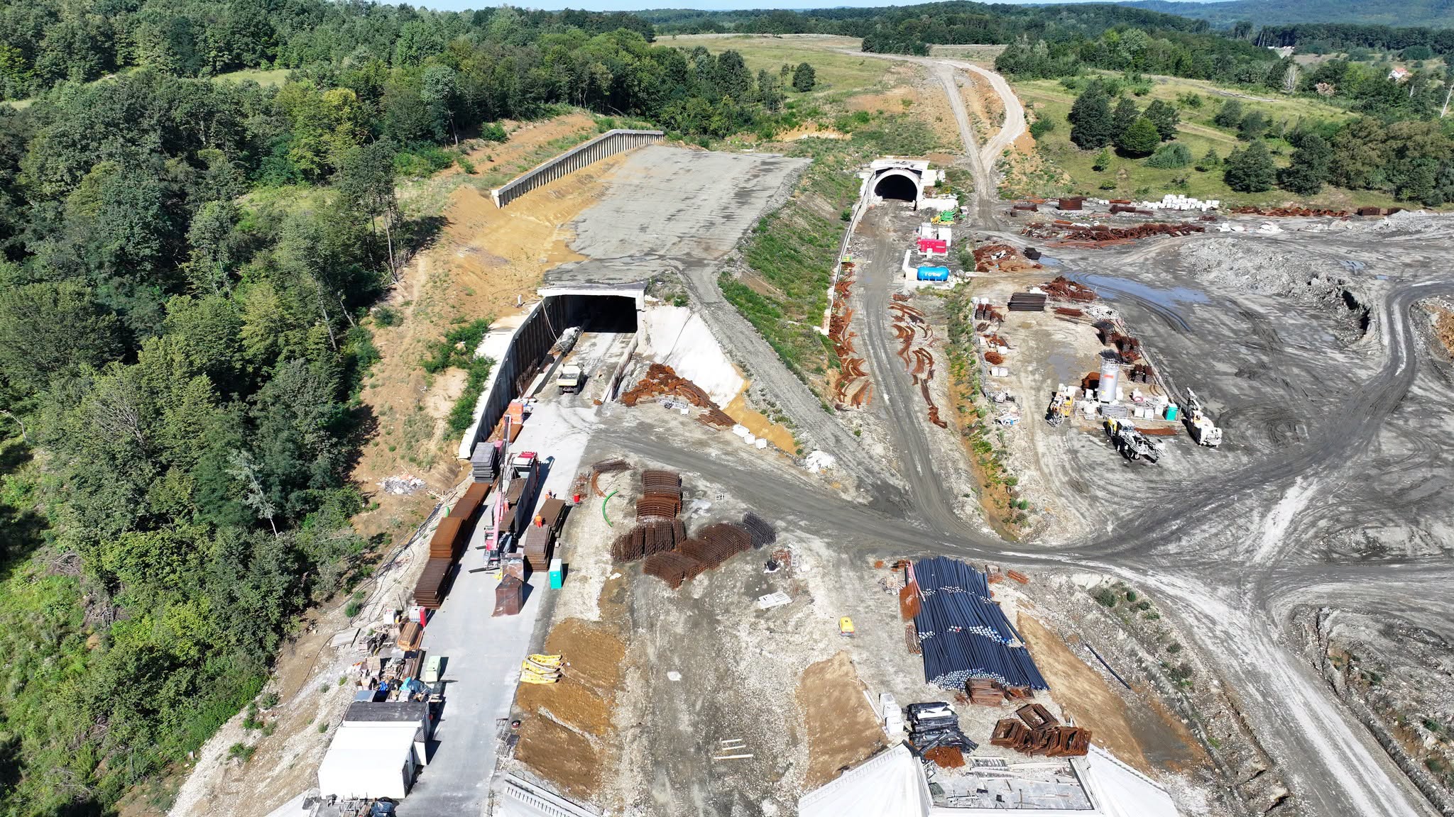 Noutăți de pe lotul cu tuneluri de pe A1 Margina - Holdea: pe șantier se instalează propria uzină de grinzi și o stație de asfalt