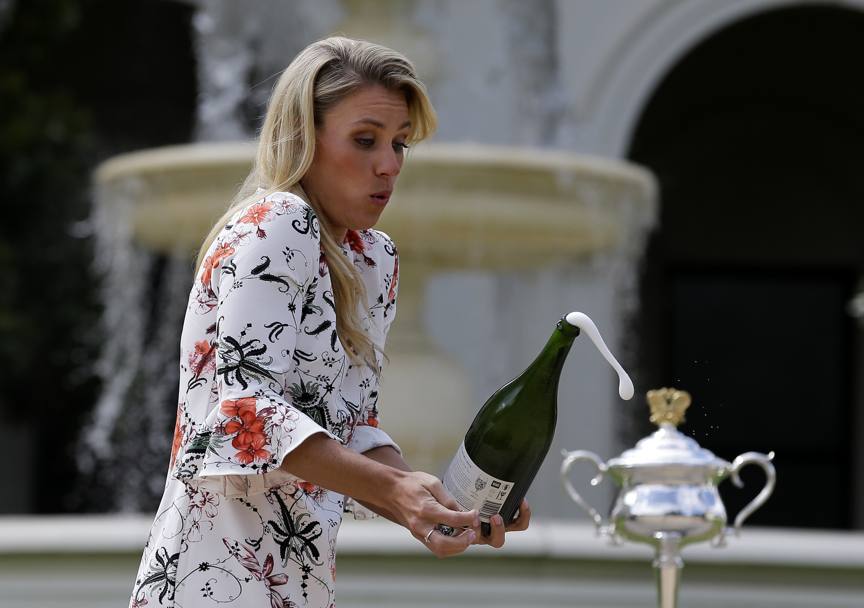 Kerber, eroina Germaniei, s-a aruncat în râu, de bucurie / VIDEO