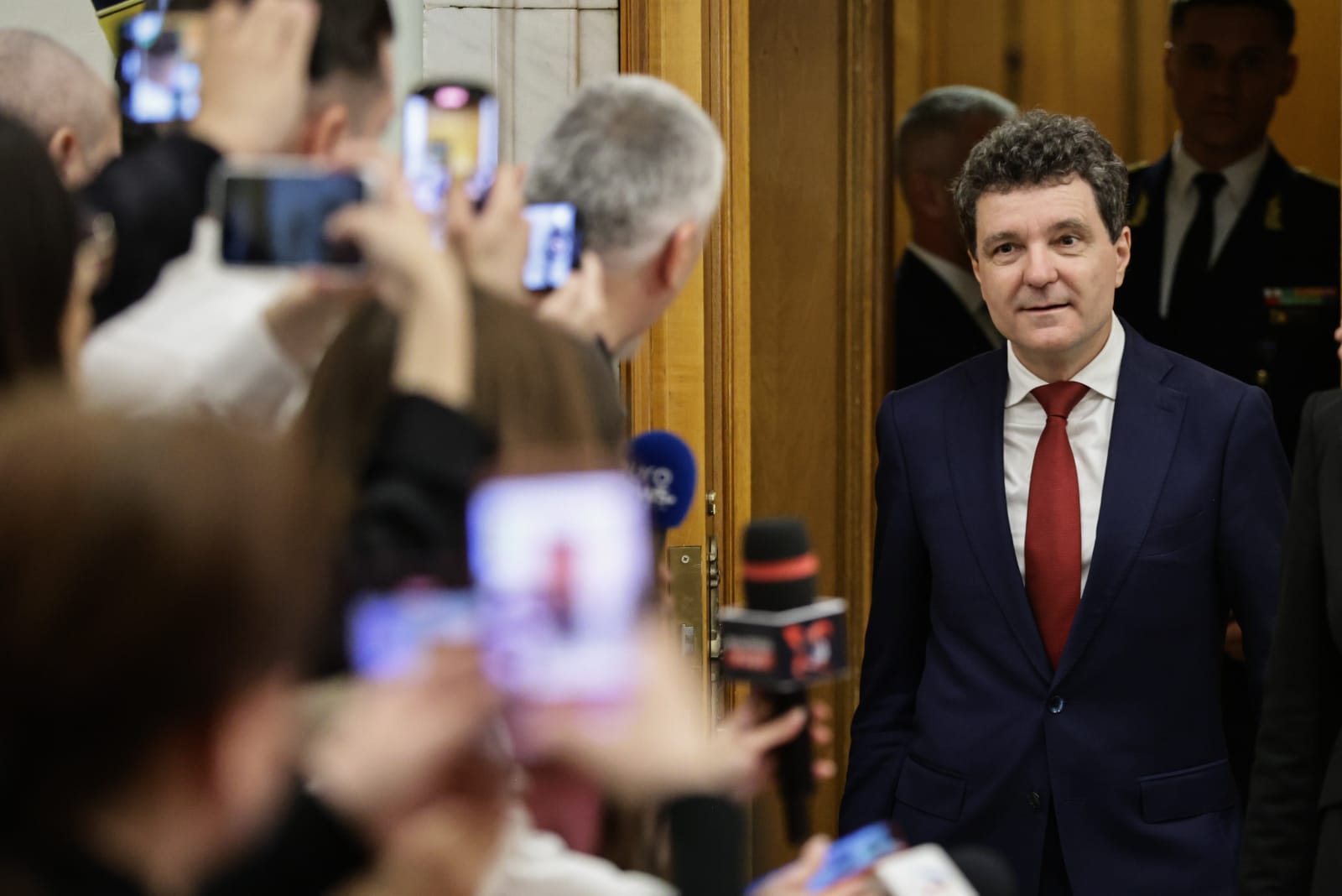 Nicușor Dan arată încă din prima zi că va fi președinte-jucător. Detalii surprinse la ceremonia de învestire: de la buna-dispoziție a lui Băsescu la încolonarea clasei politice | Reportaj