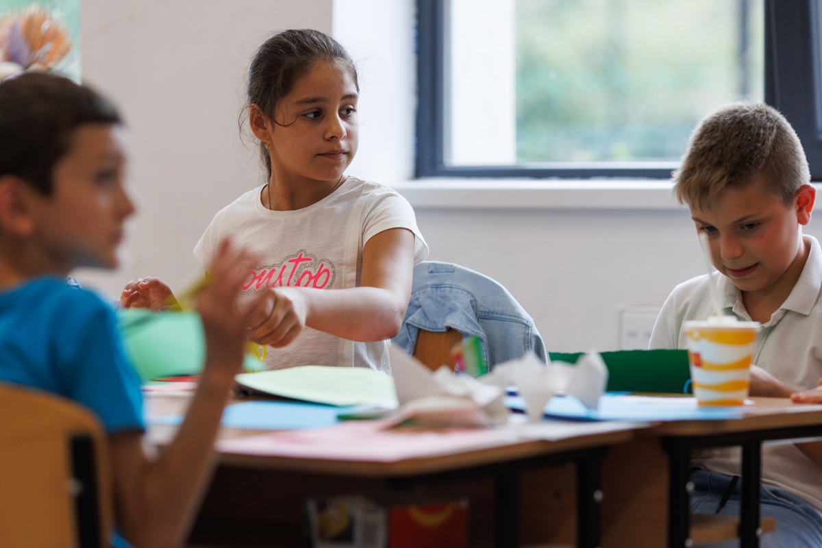 ROMÂNIA, RUPTĂ ÎN DOUĂ: Cum arată viața copiilor români care își văd părinții doar o dată pe an: „Când vine mama, simt că plutesc pe un nor”