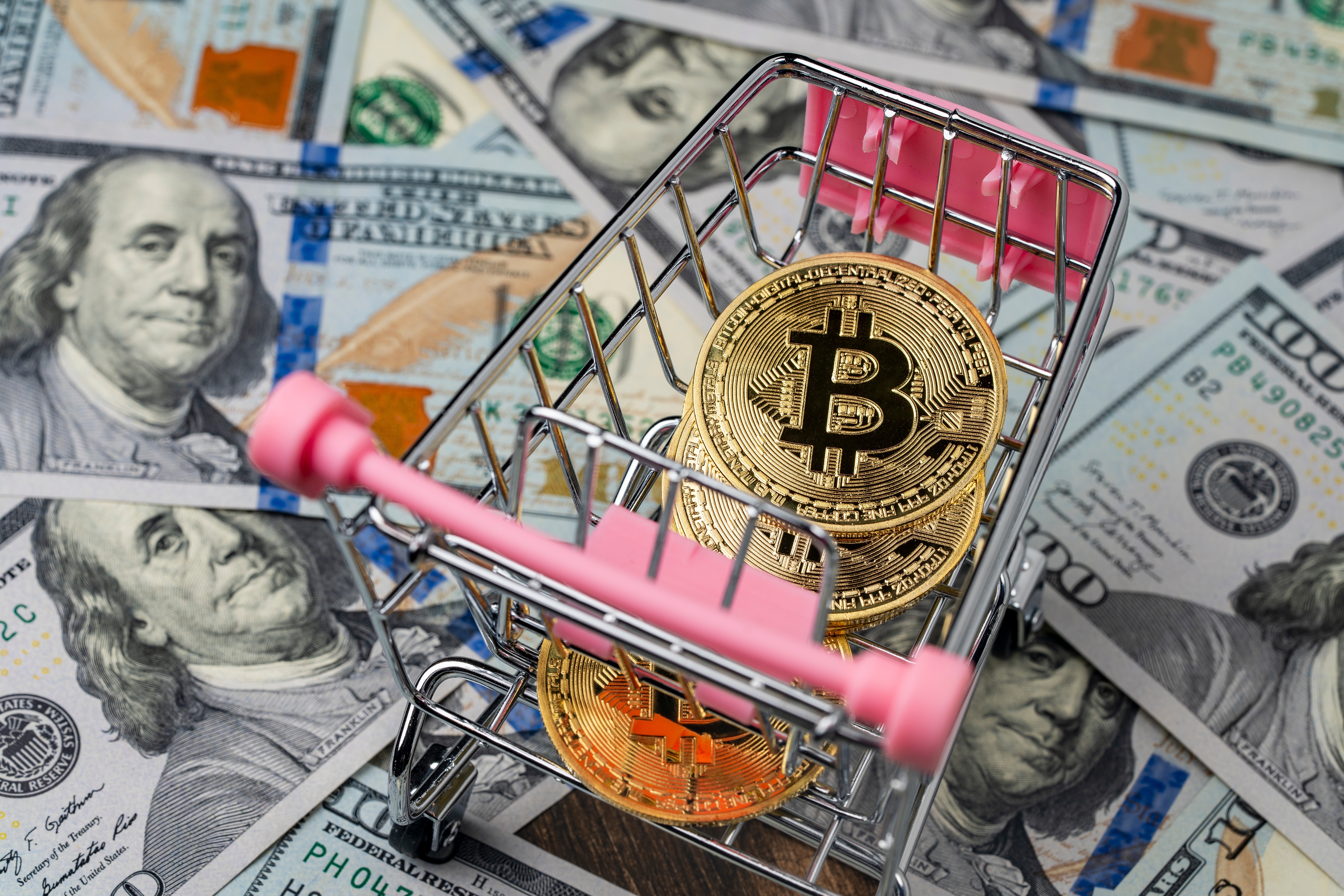 Padł rekord. Kurs bitcoina przekroczył 100 tys. dol.