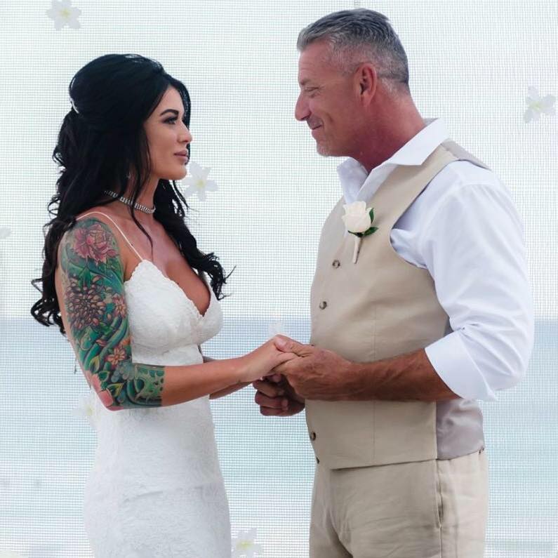 FOTO/ S-a măritat cu tatăl celei mai bune prietene, de două ori mai bătrân decât ea! Acum, cei trei pleacă împreună în vacanță!