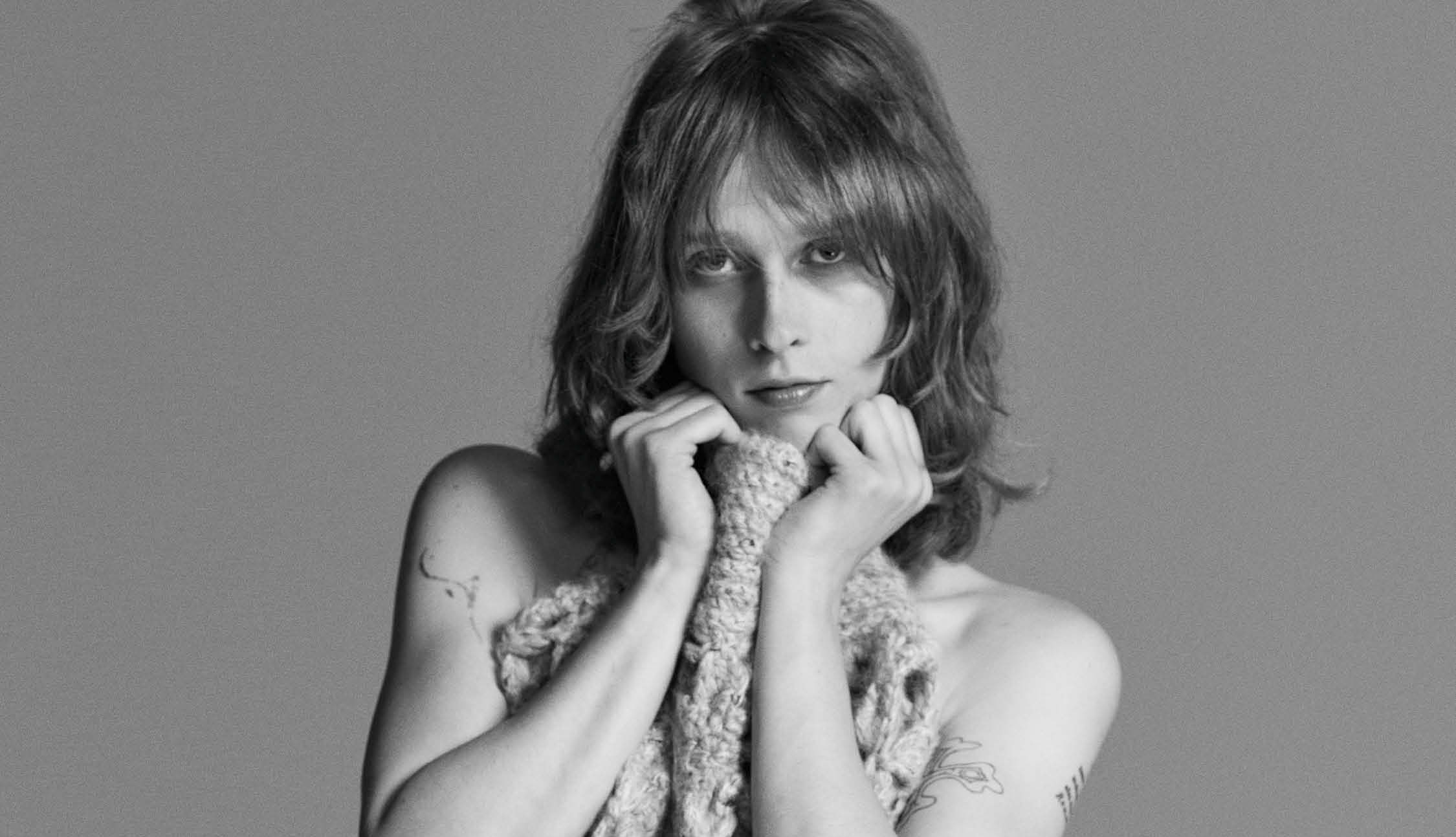 Lauren Auder brit–francia énekes-dalszerző a GANNI 2025-ös őszi–téli kampányfotóján