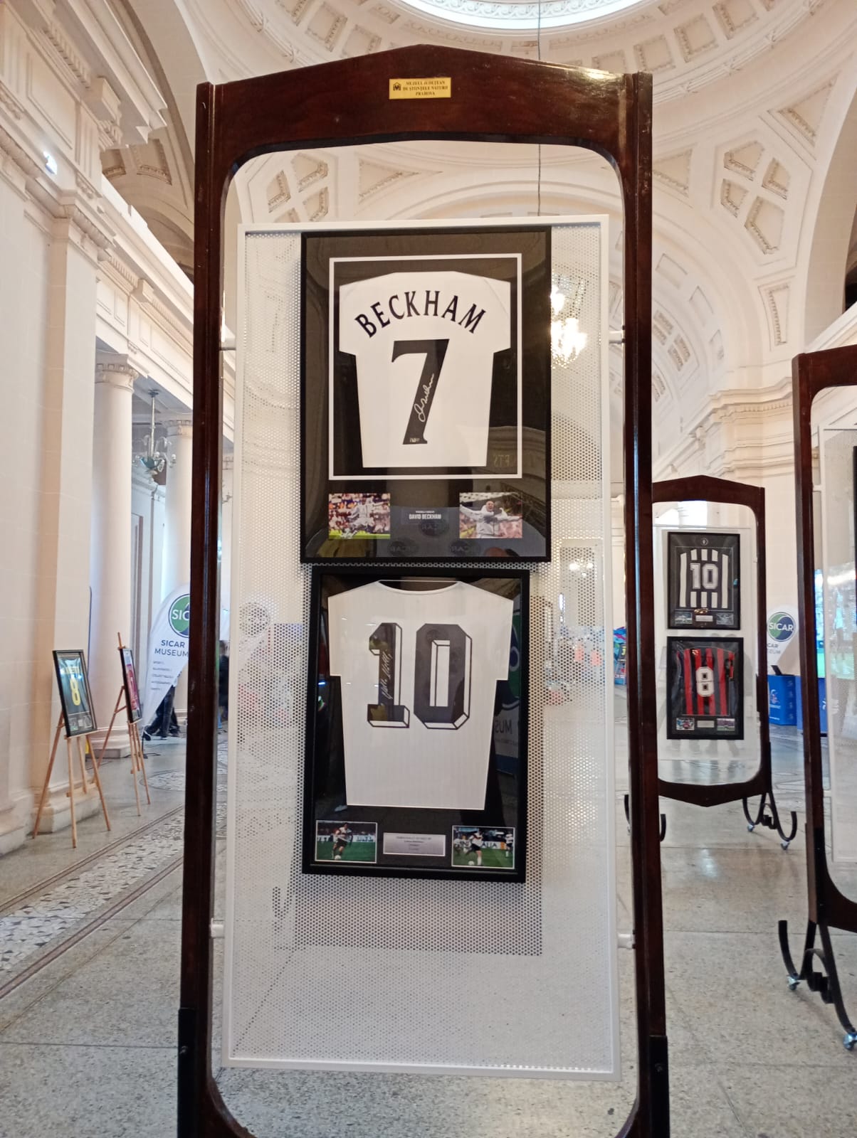 Raiul tricourilor cu autograf, de la Cristiano și Messi, la Ronaldo, Maradona sau Pele: „Expoziție cu piese-unicat, la Ploiești”