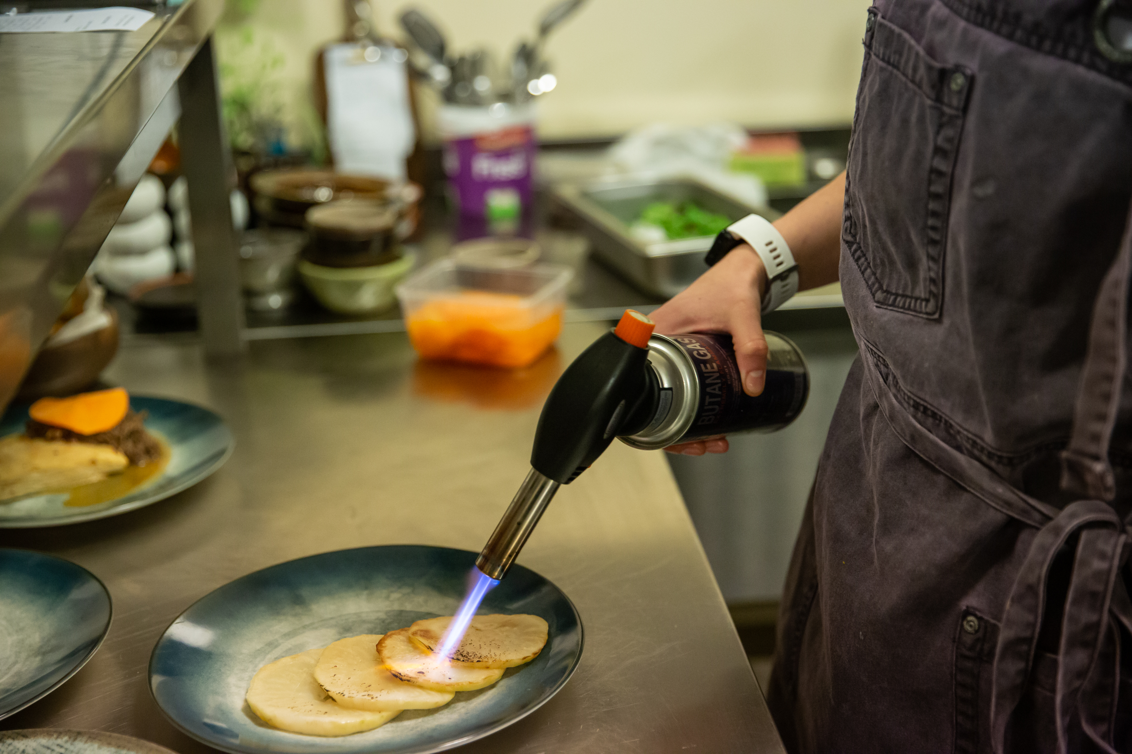 Pariul Mădălinei: primul restaurant din România unde nimic nu se aruncă, totul se transformă. Ce gust au chipsurile din zaț de cafea și piureul din coji de mere?