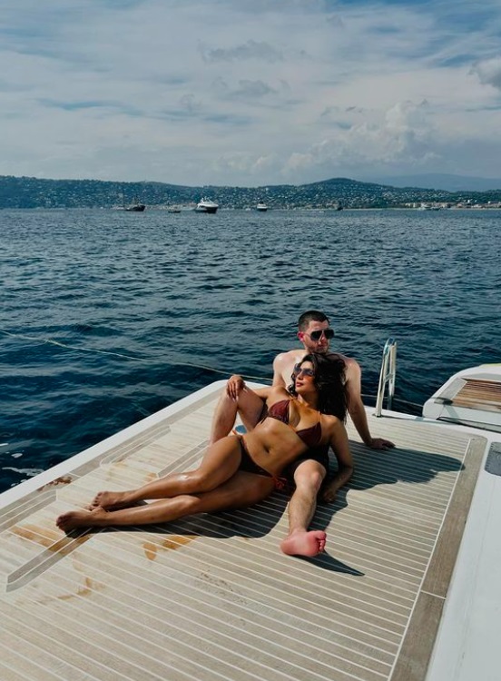 Imagini cu Priyanka Chopra în costum de baie la 42 de ani. Se bucură de vacanța de lux cu soțul în sudul Franței