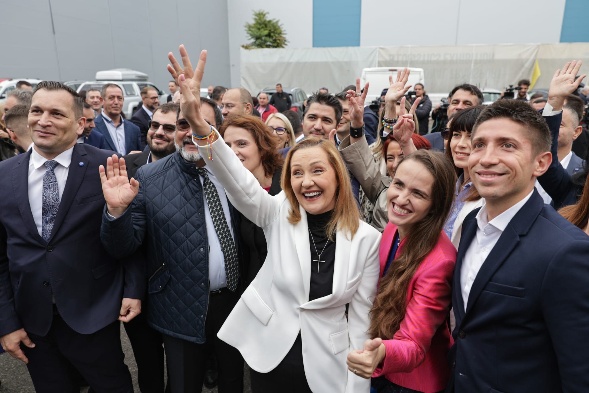 Elena Lasconi și-a depus candidatura la prezidențiale. Atac la Nicolae Ciucă: „Asta știe să facă, să execute ordine” | VIDEO