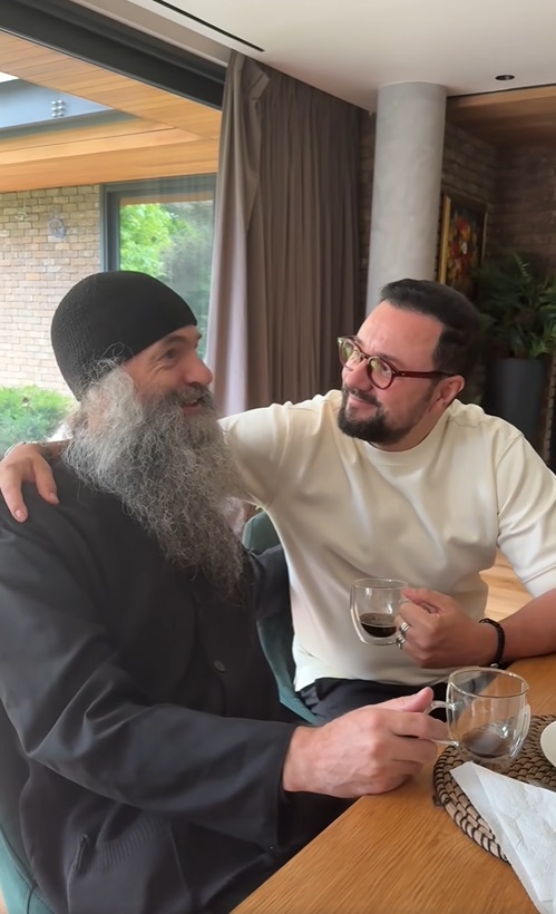 Părintele Pimen a dormit acasă la Andra și la Cătălin Măruță. Ce lecție a avut pentru ei: „Cuvintele lui sunt hrană pentru suflet”
