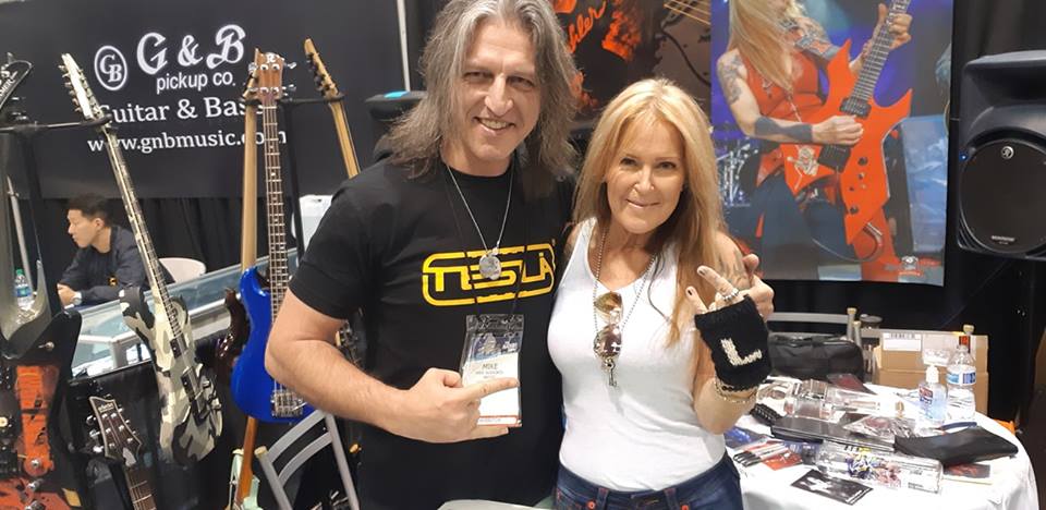 Povestea chitaristului român Mike Vlahopol, care a ajuns să cânte nu pentru public, ci pentru starurile rock-ului mondial. Are propria linie de instrumente!