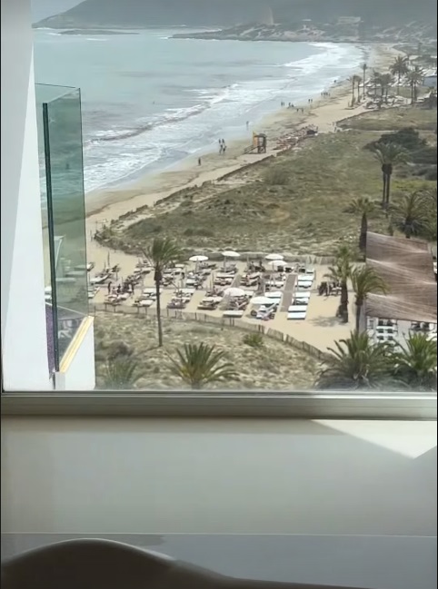 Imagini din vacanța lui Cătălin Botezatu. Unde se relaxează creatorul de modă, care nu apare alături de noua iubită: „În sfârșit”