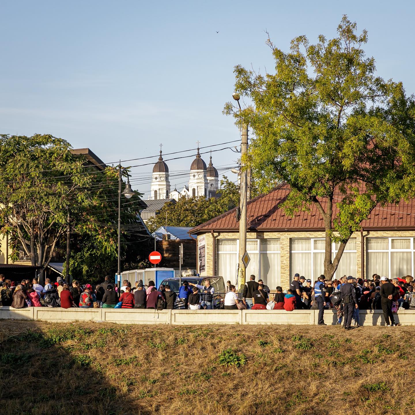 Peste 300.000 de oameni s-au închinat la moaştele Sfintei Cuvioase Parascheva, la Iași. 50.000 încă stau la coadă