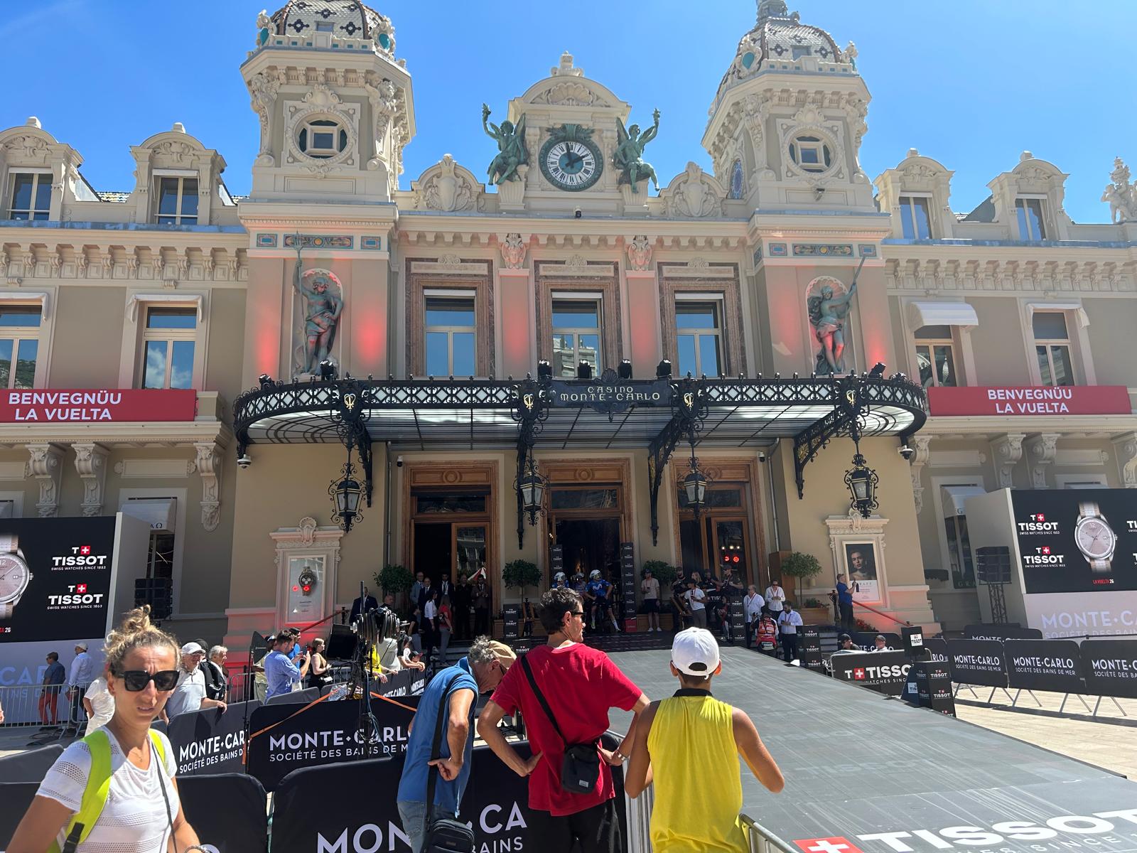 Echipele și-au blindat camioanele în care țin biciclete de 200.000 de euro, din cauza hoților români și bulgari: „Bande organizate au dat multe lovituri”. Reportaj în Port Hercule din Monte Carlo, înaintea startului La Vuelta 2026