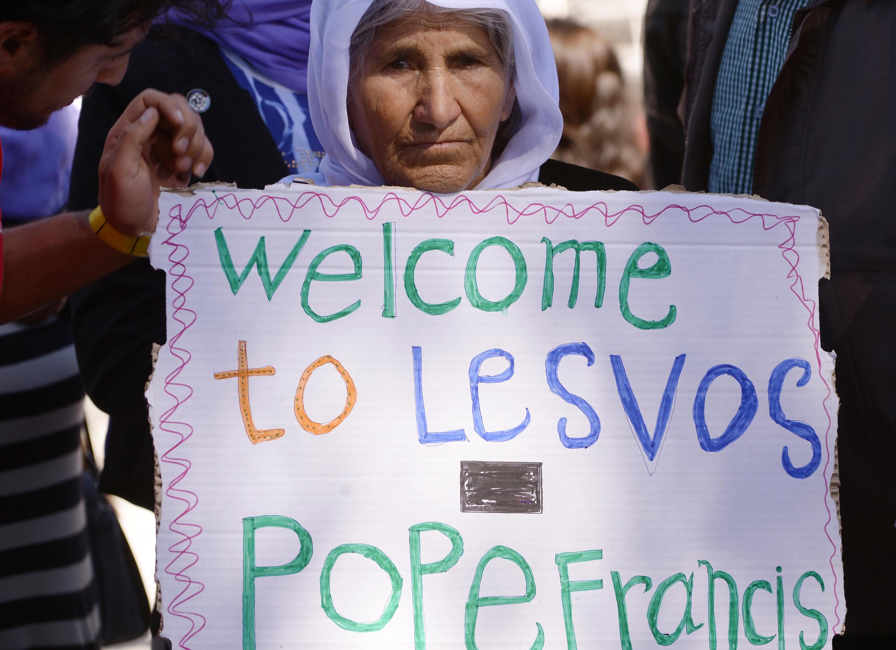 Moment istoric pe insula Lesbos! Papa Francisc s-a întors la Vatican cu 12 imigranți. Suveranul Pontif, apel emoționant către Europa | FOTO și VIDEO