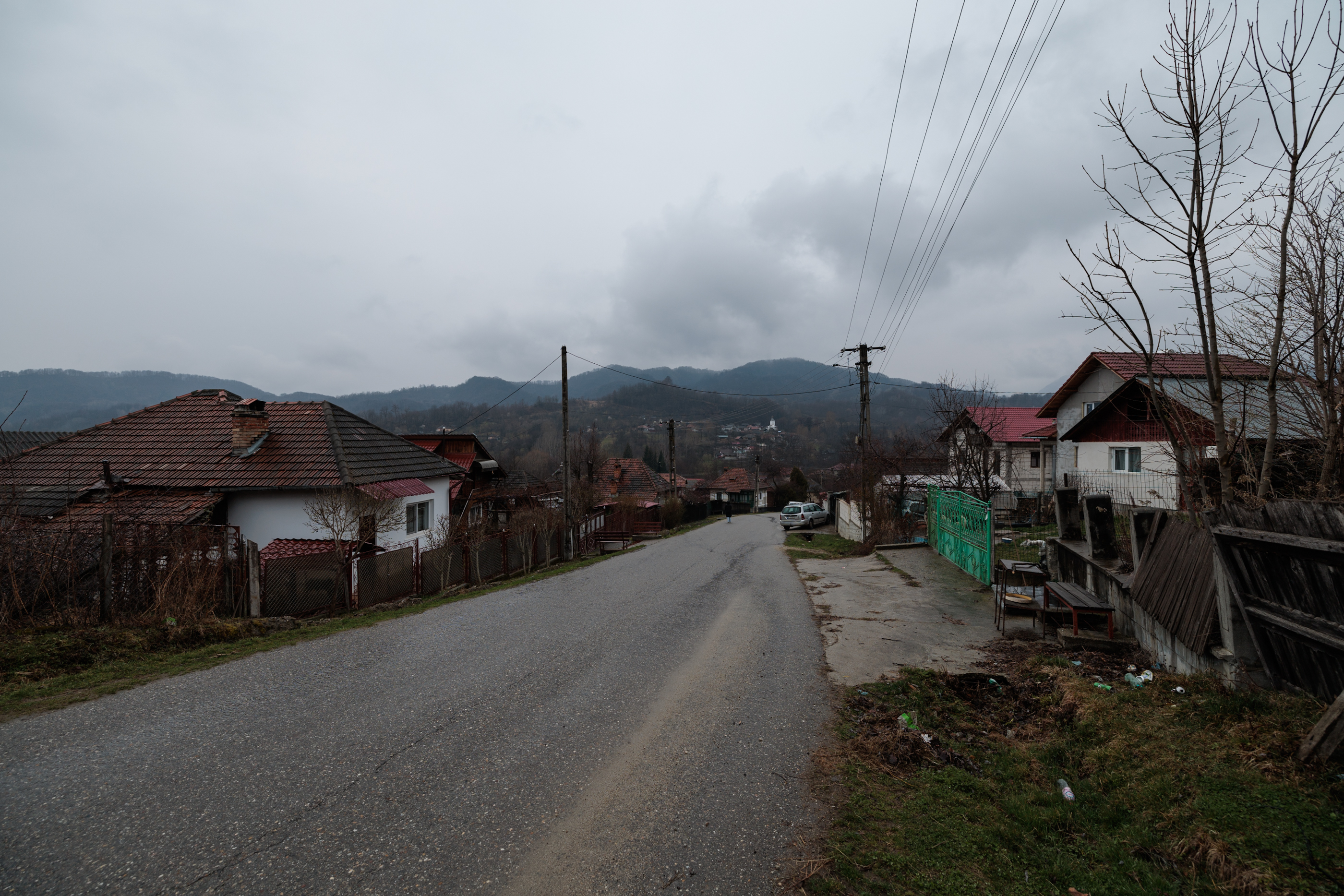 VIDEOREPORTAJ De 8 Martie, femeile din Bărbătești, Vâlcea, își doresc sănătate, pace și o pereche de adidași: „Pantofi nu mi-am luat de ani de zile!”