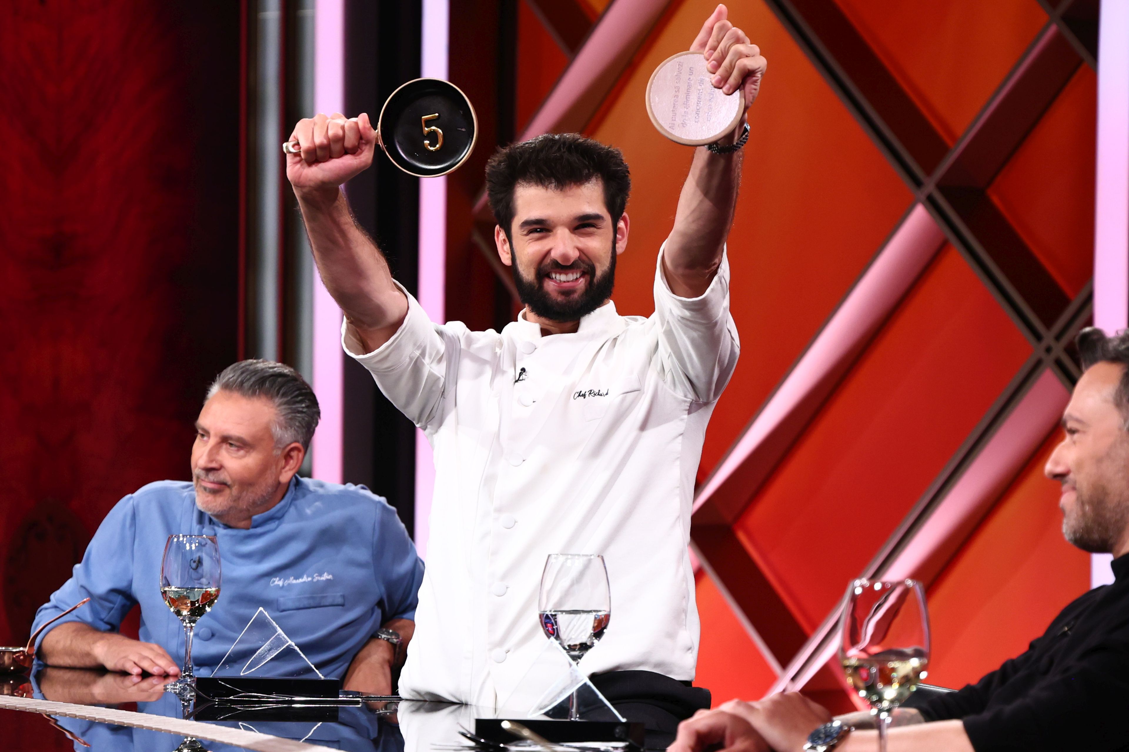 „Chefi la cuțite”, 1 decembrie 2025. Andrei Helju a primit cuțitul de aur de la chef Alexandru Sautner