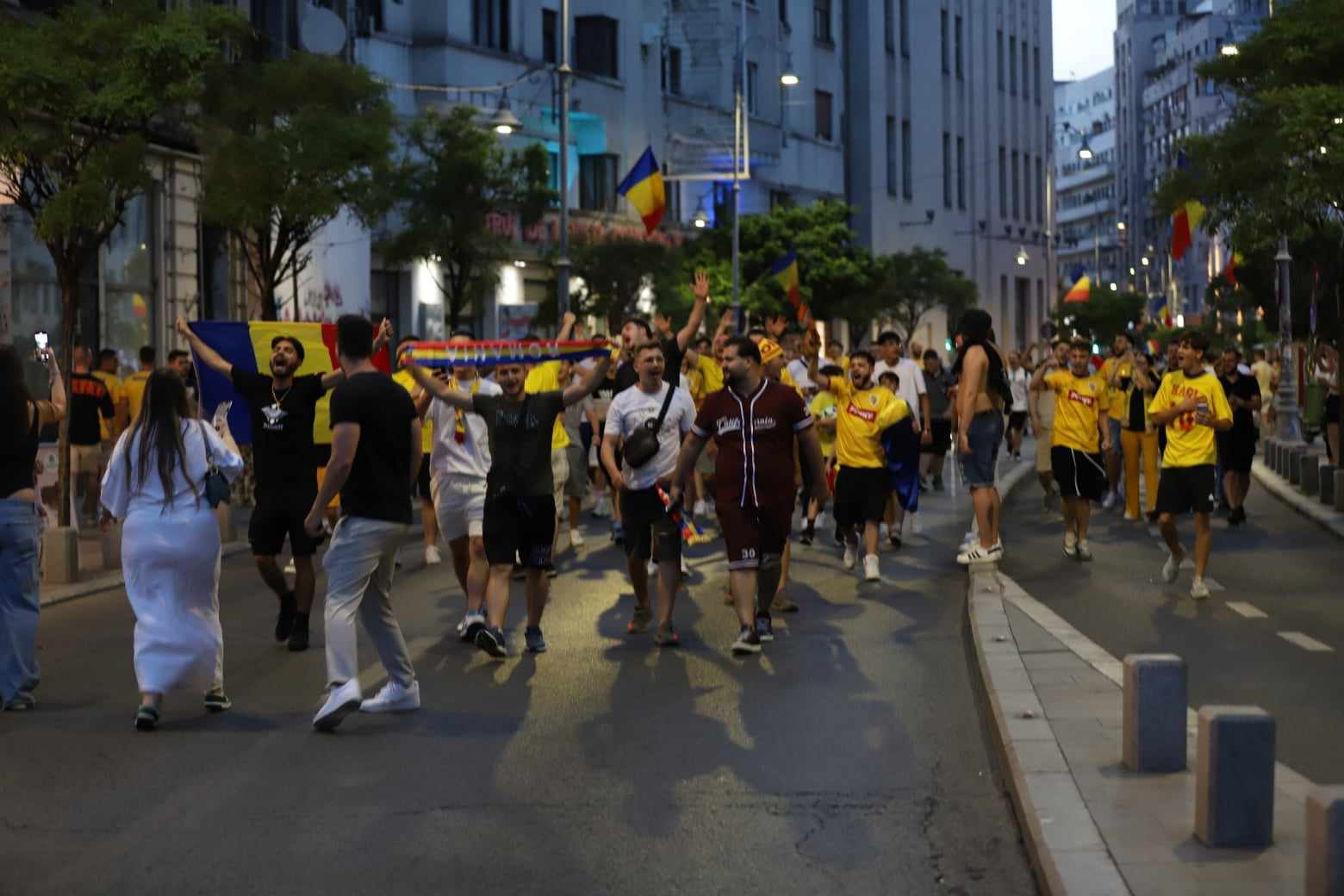 Sărbătoare și la București! Atmosferă incendiară în Piața Universității după ce tricolorii s-au calificat în optimi la Euro 2024