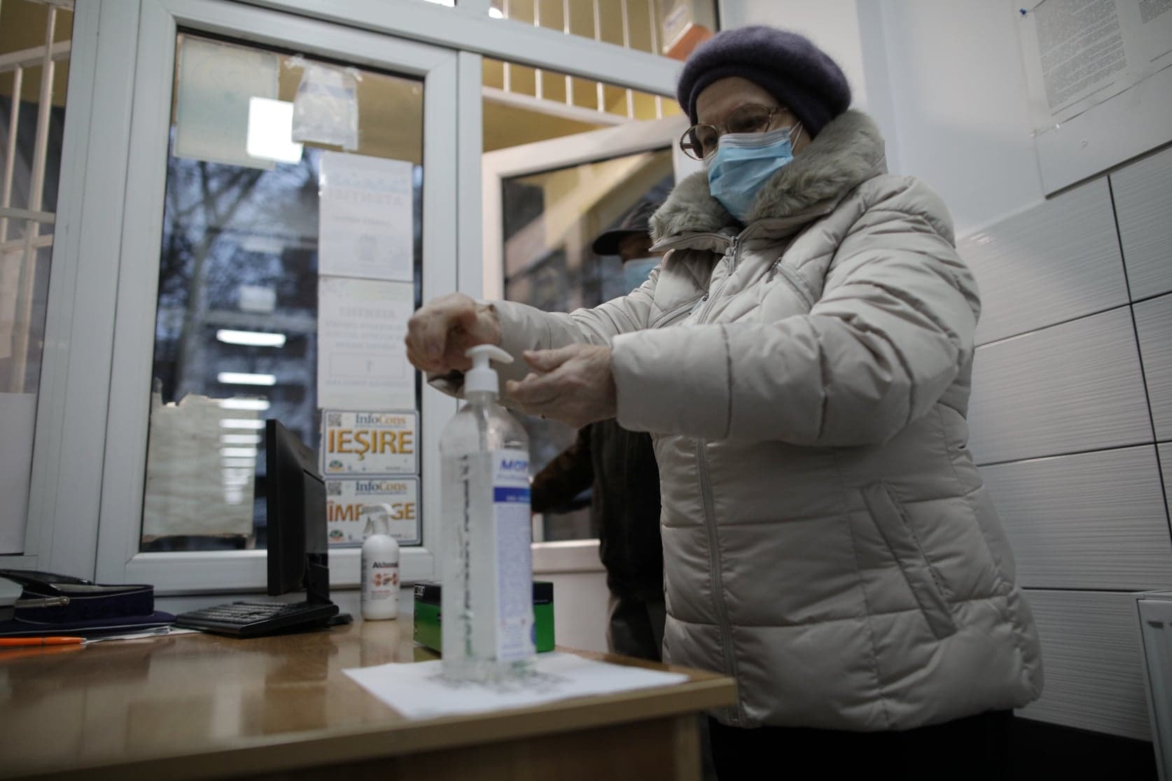 Mască de protecție și distanțare socială. Imagini dintr-o secție de votare cu regulile sanitare