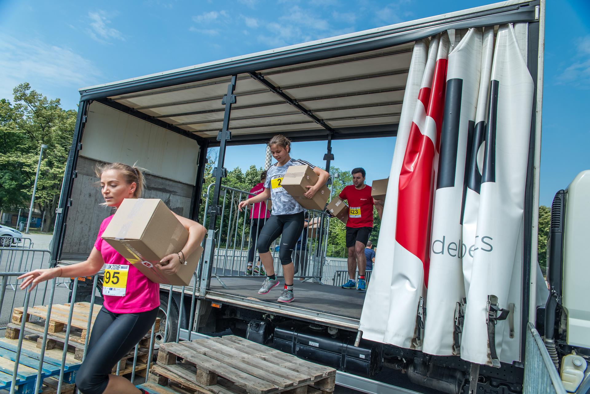 URBATLON 2016, cea mai electrizantă cursă cu obstacole a verii! La ediția a III-a au luat parte peste 1.000 de oameni / GALERIE FOTO