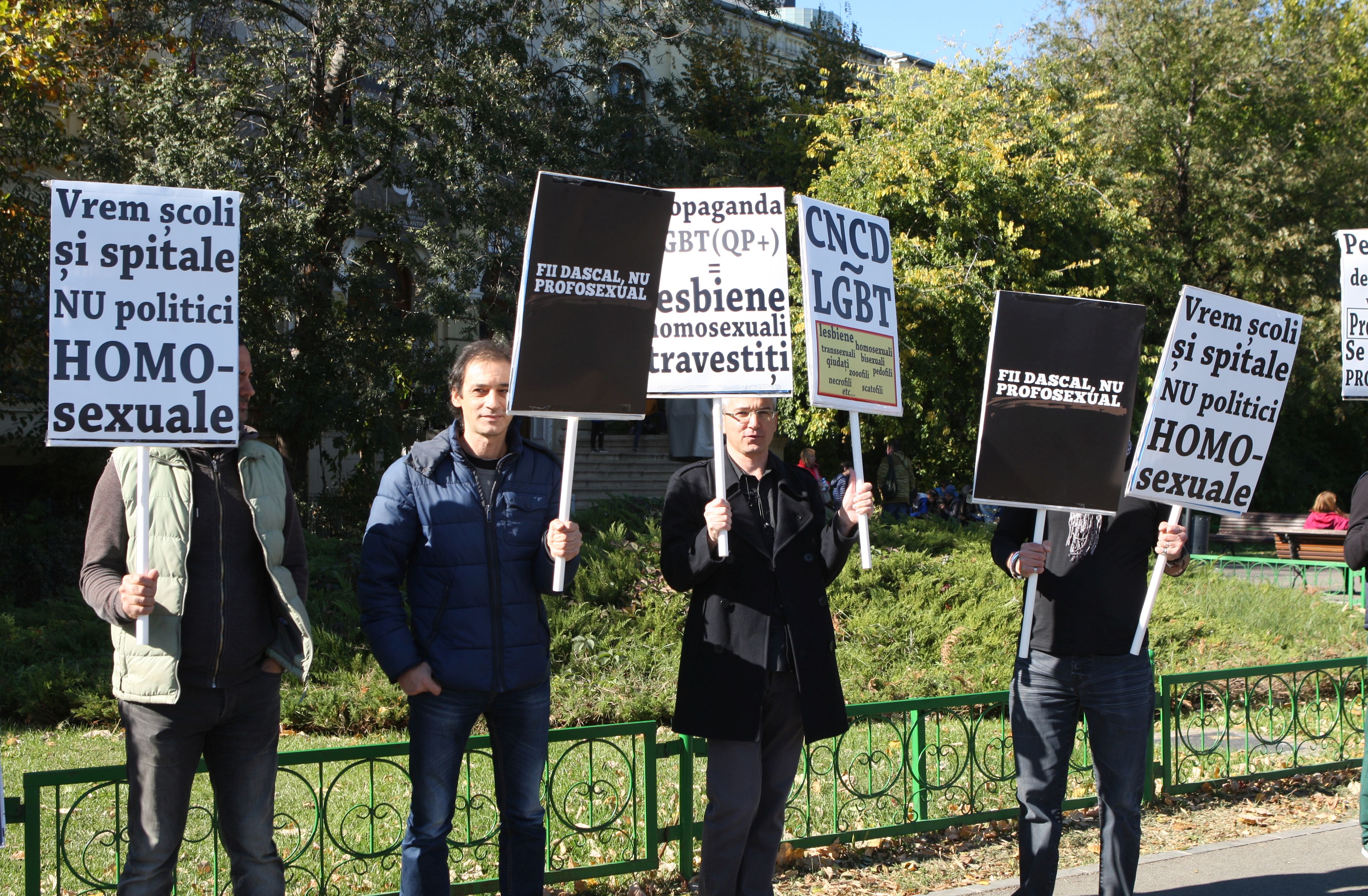 GALERIE FOTO / Protest al părinților în Piața Victoriei, joi, împotriva propagandei homosexuale în școli