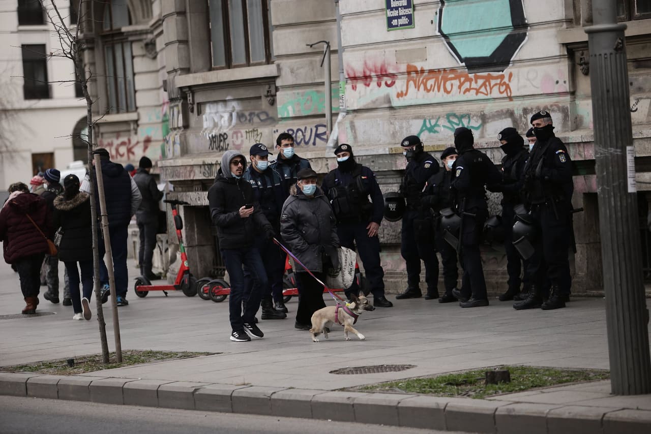 VIDEO. Incident între George Simion și un jandarm. Apoi liderul AUR aleargă după un alt bărbat. Protestarii merg spre Cotroceni