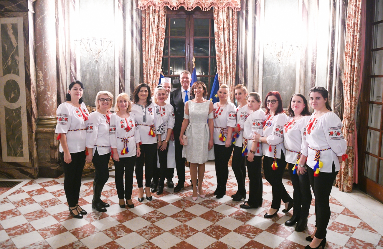 GALERIE FOTO / Carmen Iohannis a impresionat cu ținutele purtate la Paris. Ea și Brigitte Macron au fost în centrul atenției