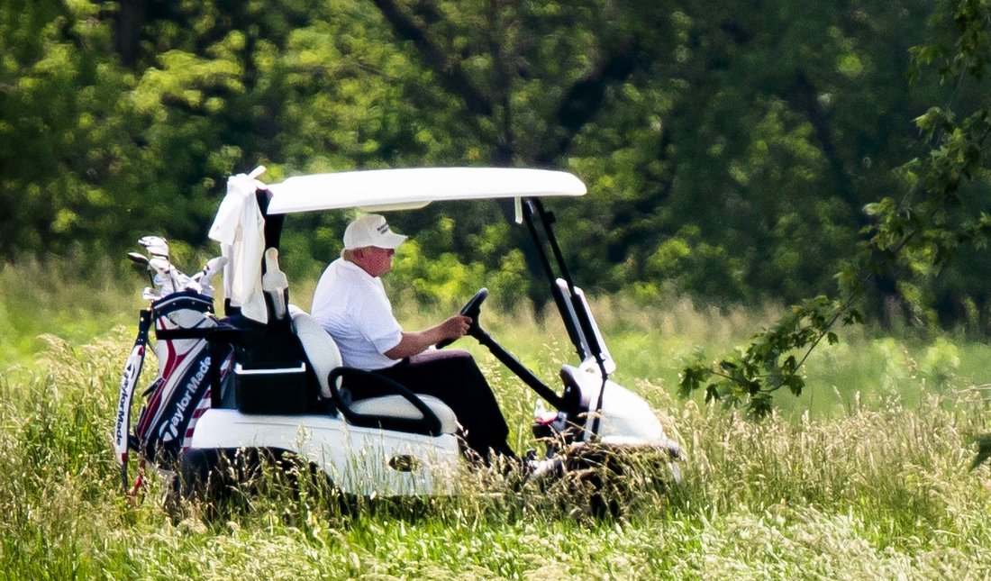 Cu 1,6 milioane de cazuri de coronavirus în SUA, Donald Trump a jucat golf. În 2014, l-a criticat pe Obama pentru acelaşi lucru, când erau două cazuri de Ebola