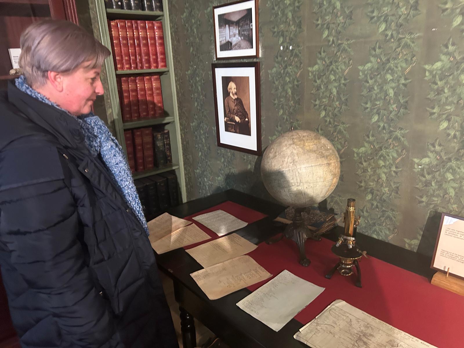 Legătura dintre casa lui Jules Verne din Amiens și București. „Ocolul Pământului” prin orașul unde autobuzele au pe ele poza scriitorului despre care se spune că s-a iubit cu o româncă