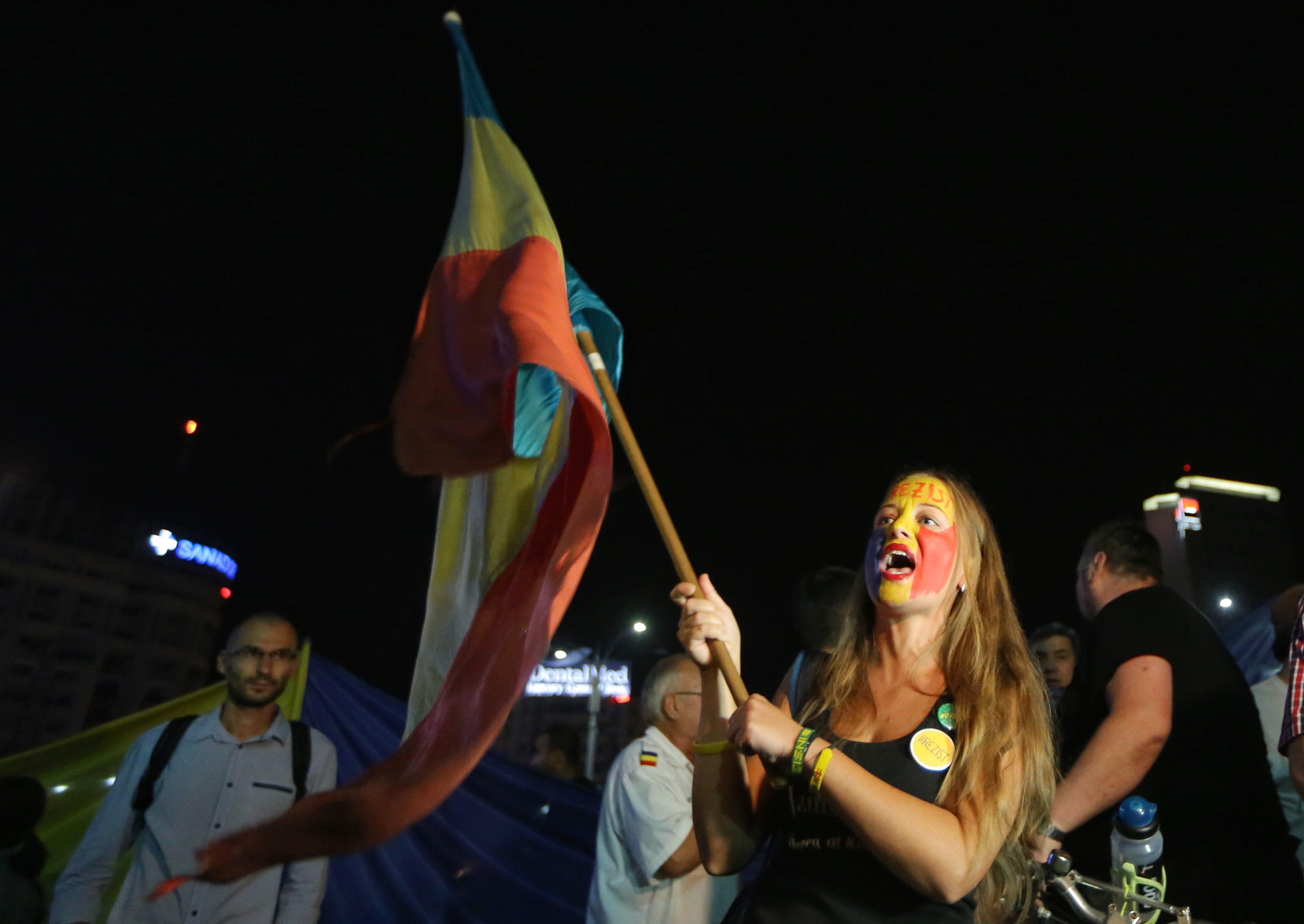 FOTO&VIDEO/ Peste 2.500 de oameni au protestat în Piața Victoriei faţă de modificările la legile justiţiei