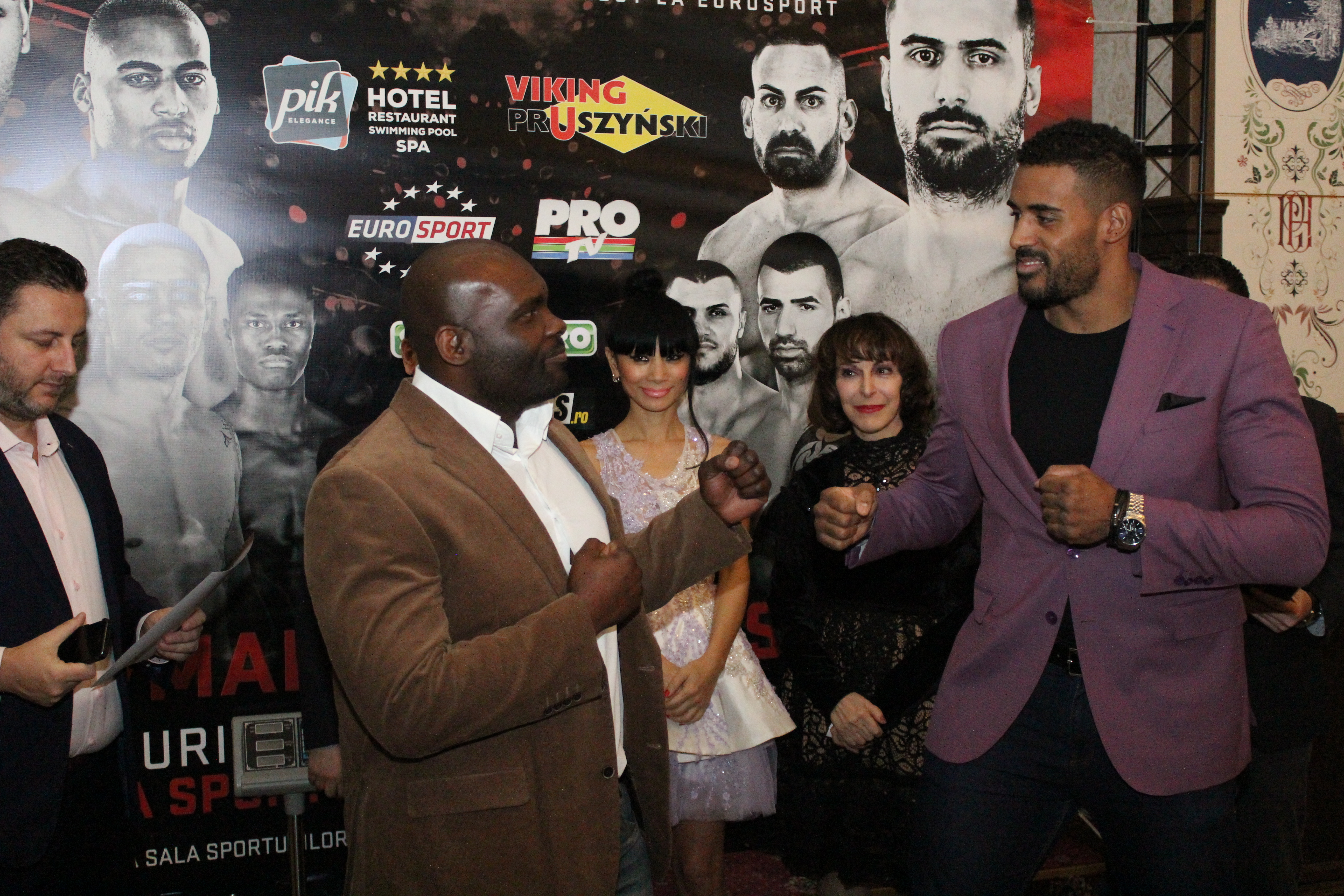 Luptătorii de la Superkombat Ploiești s-au confruntat pentru prima dată la cântarul oficial / GALERIE FOTO