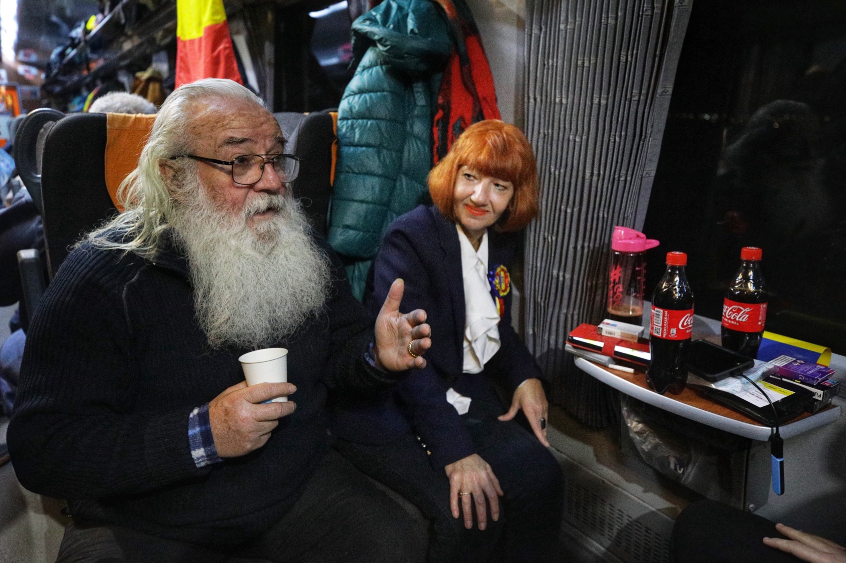 REPORTAJ. Am petrecut 24 de ore cu simpatizanții AUR care s-au urcat în „trenul Unirii”. Ce îi unește în cuget și-n simțiri pe susținătorii lui George Simion