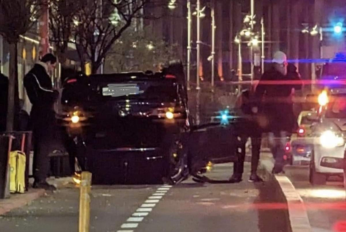O maşină s-a răsturnat pe Calea Victoriei din Bucureşti. Alte două mașini, implicate în incident