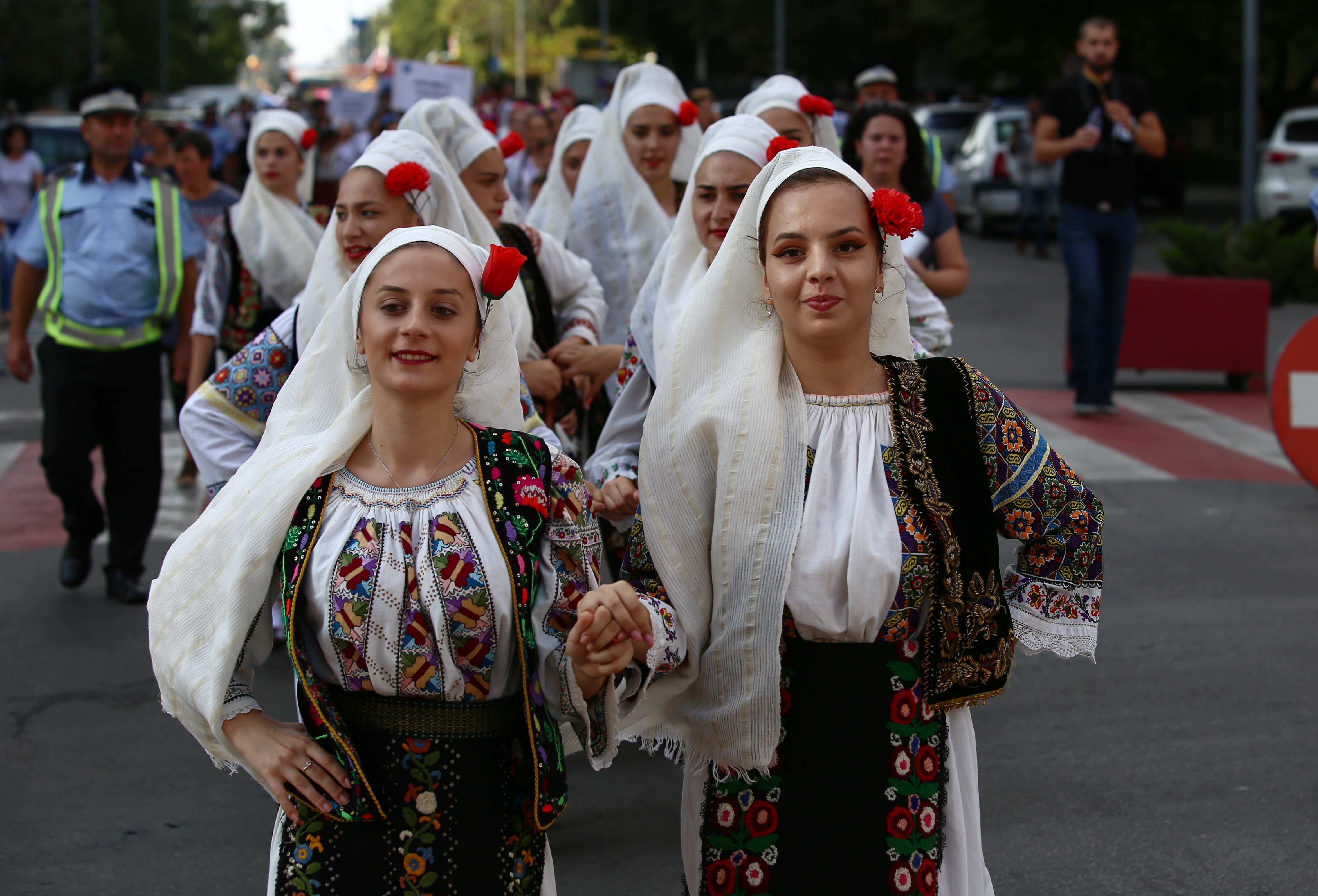 Zilele Alexandriei – "bâlci" sătesc cu mici, bere și produse contrafăcute - VIDEO&FOTO