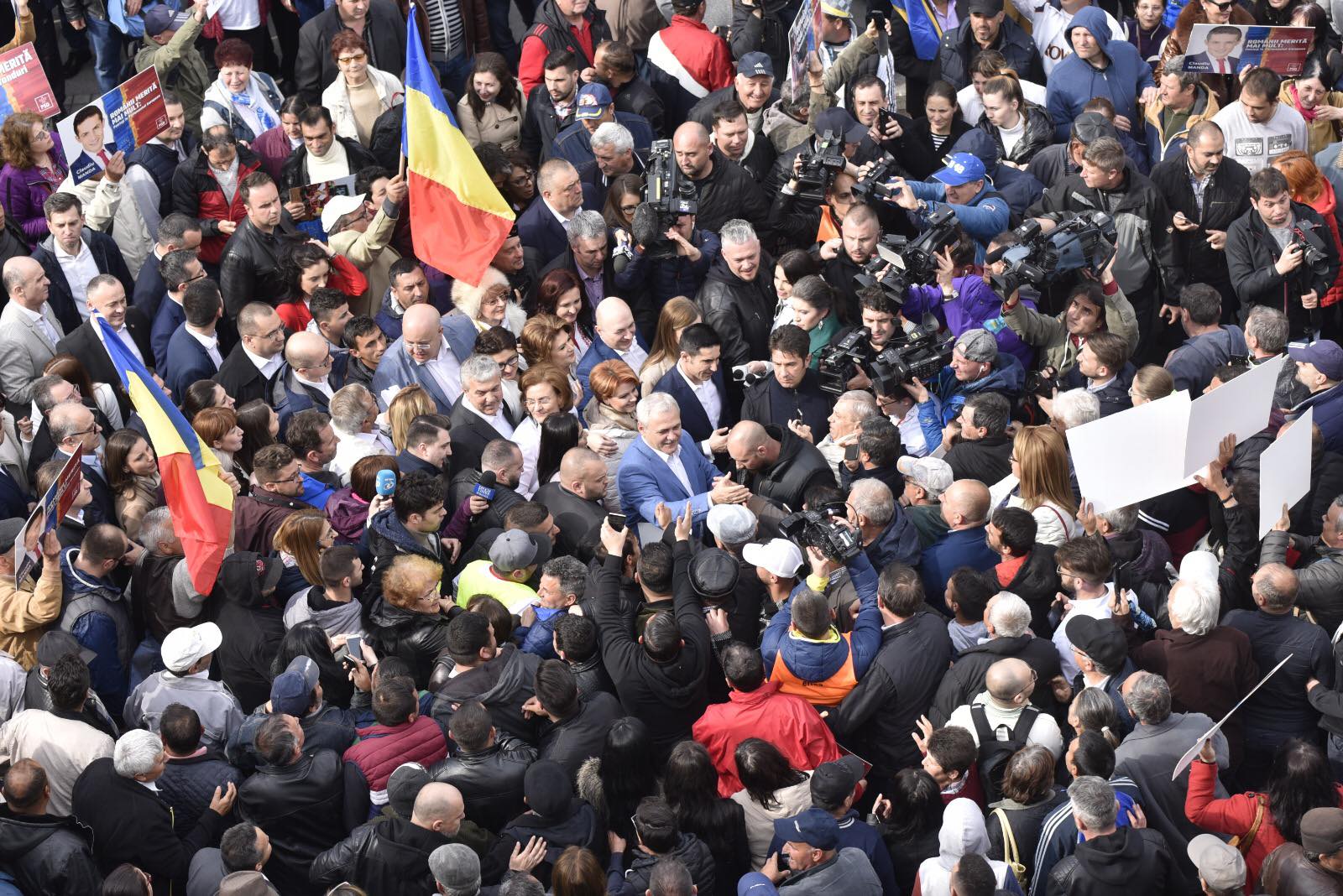 VIDEO/ Dragnea, la mitingul PSD de la Craiova: „Oamenii mi-au zis: «Chiar dacă te arestează, să nu renunţi, că venim şi te scoatem de acolo»”