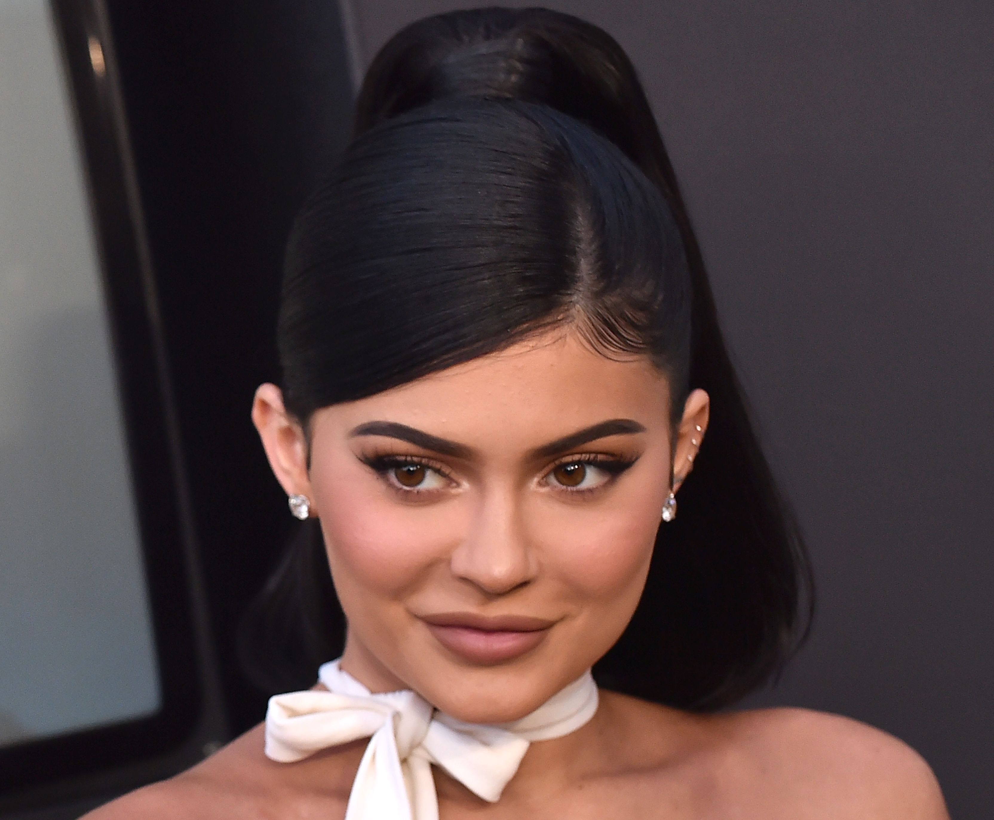 Kylie Jenner a dezvăluit numele medicului estetician la care apelează. Detalii despre operația de implant mamar