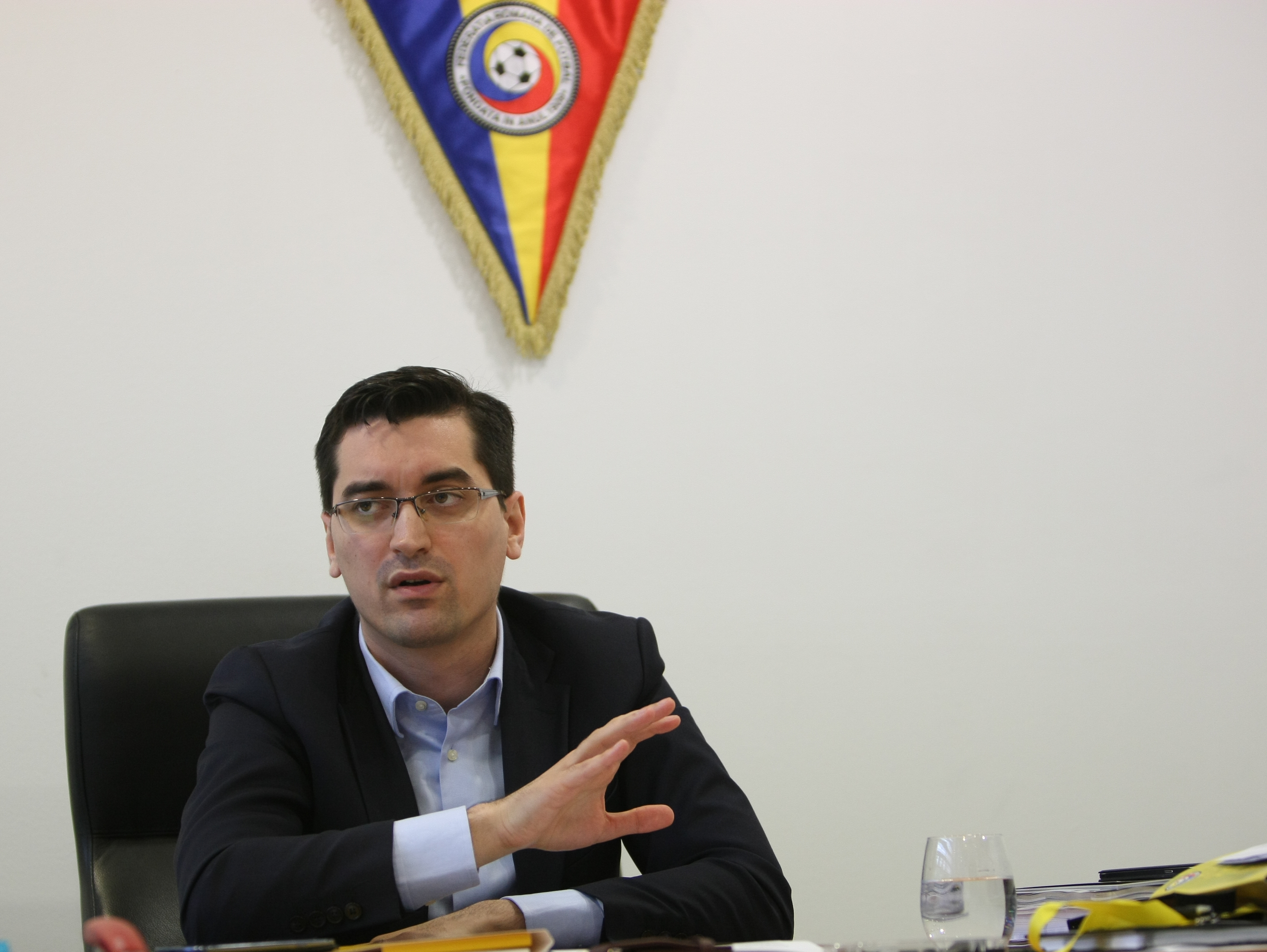 Iordănescu și-a asigurat buncărul de la Euro 2016: ”Nici măcar dronele nu vor zbura deasupra hotelului”. Burleanu: ”E inadmisibil ca o echipă din play-out să joace în Europa”. Ce face FRF cu insolvenții. Modelul sârb