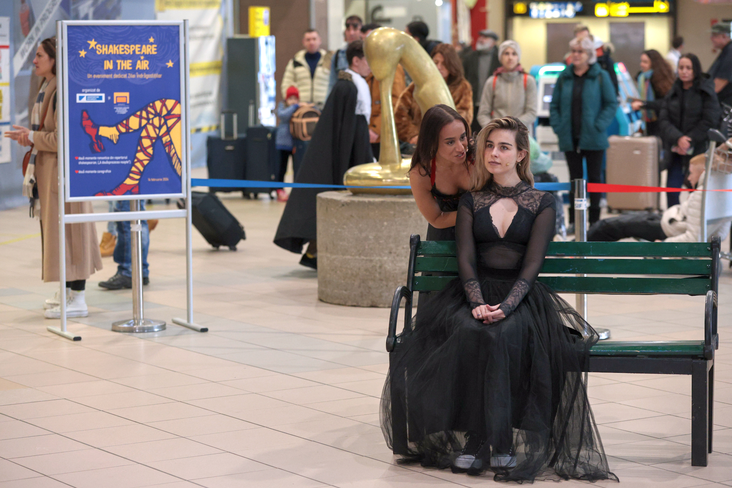 Surpriză pentru călătorii de pe Aeroportul Otopeni, de Valentine’s Day: spectacole din Shakespeare și momente coregrafice